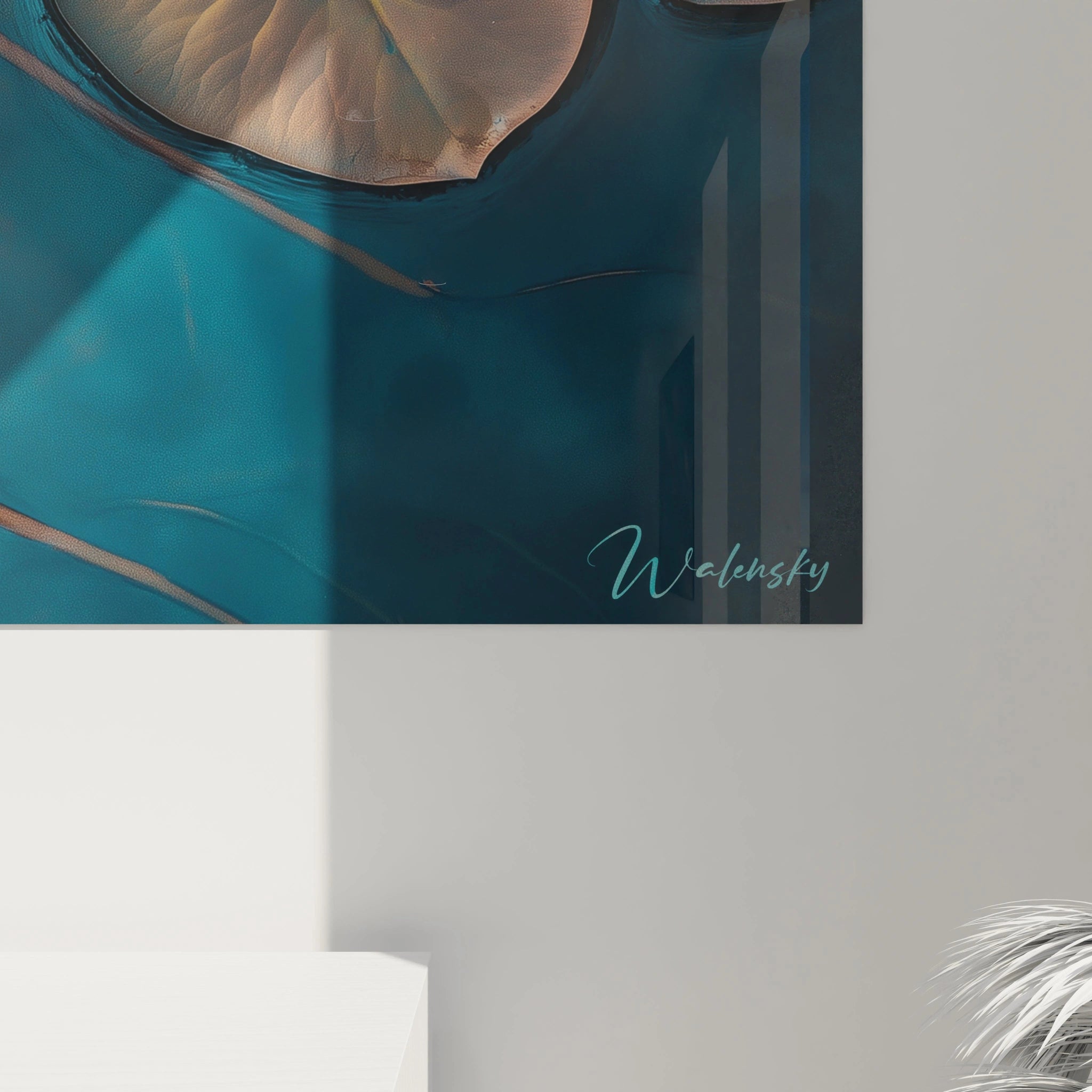 Une composition de lotus et feuilles flottantes, aux teintes turquoise et beige, capturée dans un tableau Claude Monet sur un fond d’eau texturé.