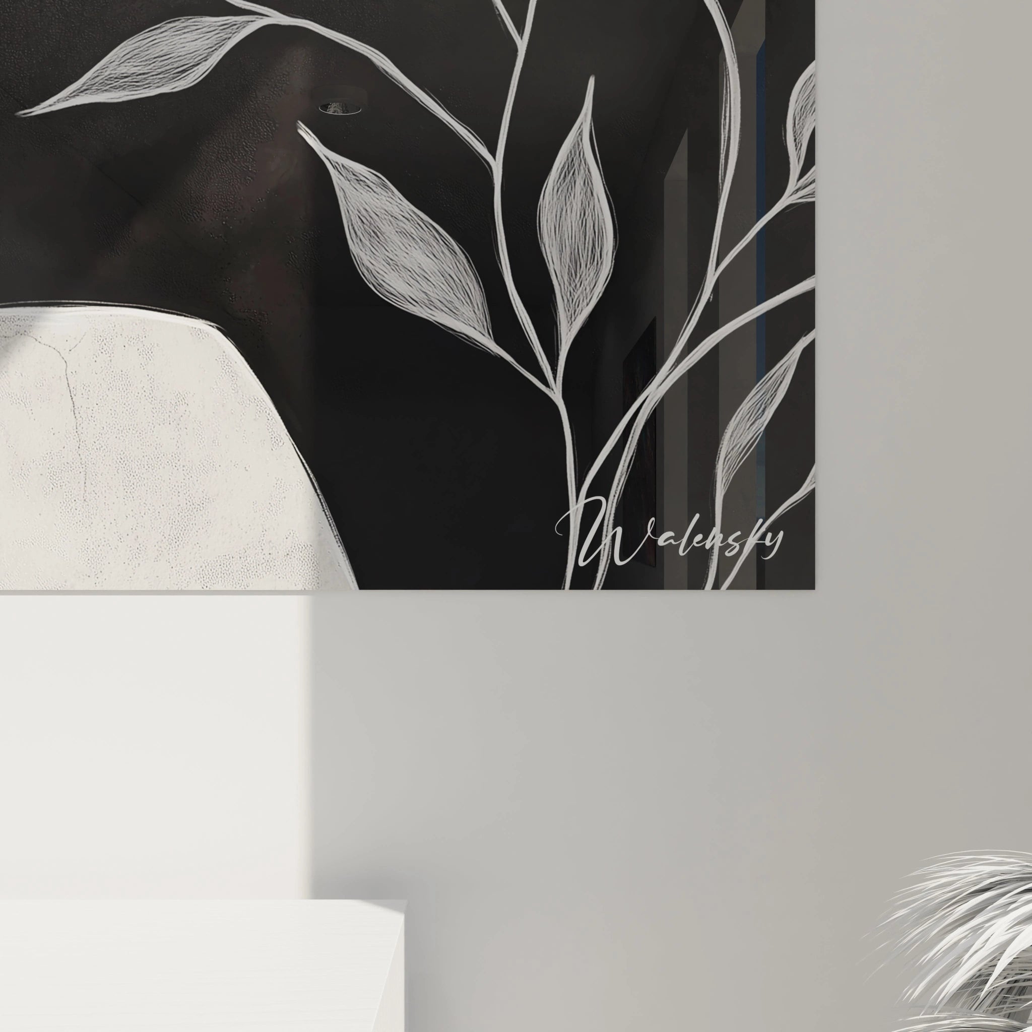 Un tableau Giuseppe Arcimboldo combinant un portrait abstrait en noir avec des éléments végétaux blancs, intégrés dans un fond gris brut avec des textures et des lignes craquelées.