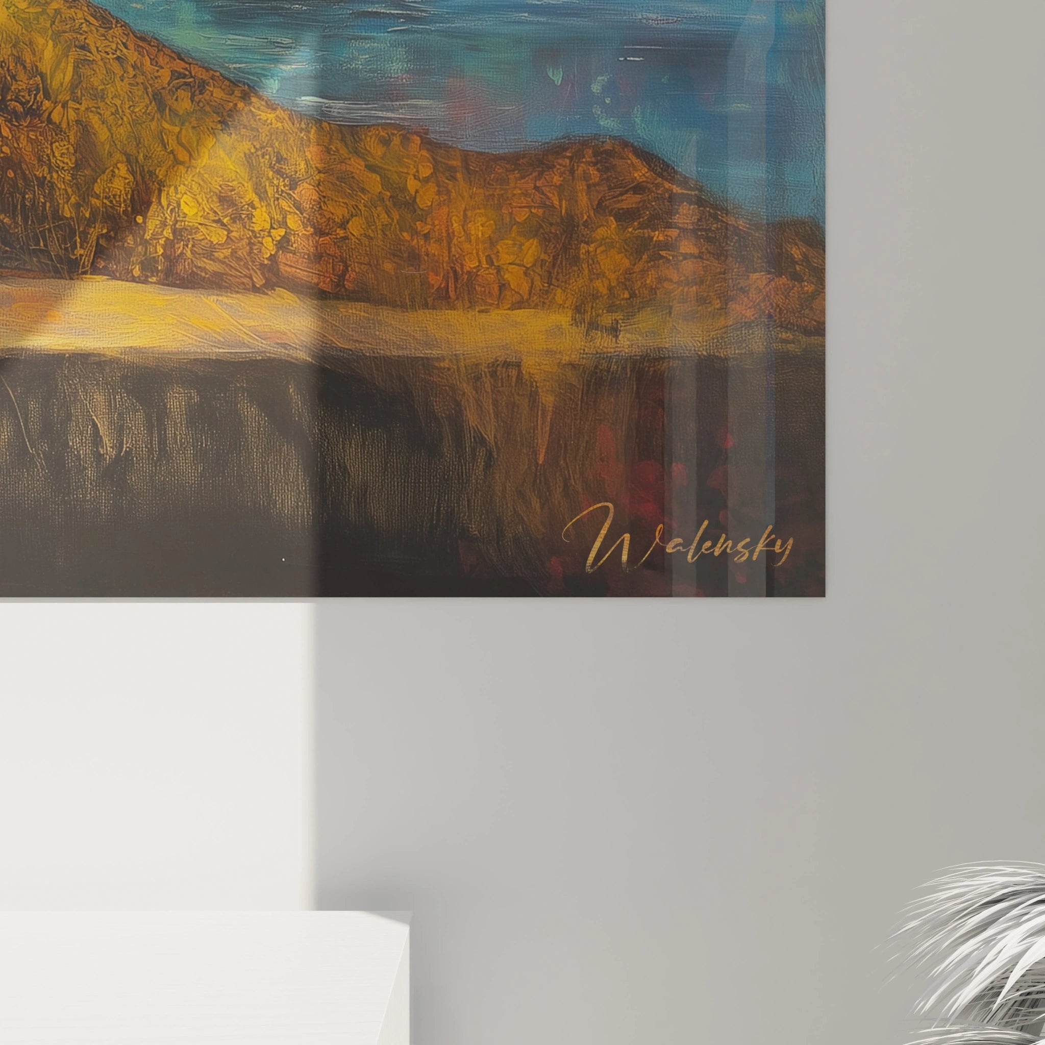 Une femme sur un fond texturé de mer et ciel, avec des fleurs lumineuses, dans un tableau Paul Gauguin utilisant des couleurs noires, oranges et marines.