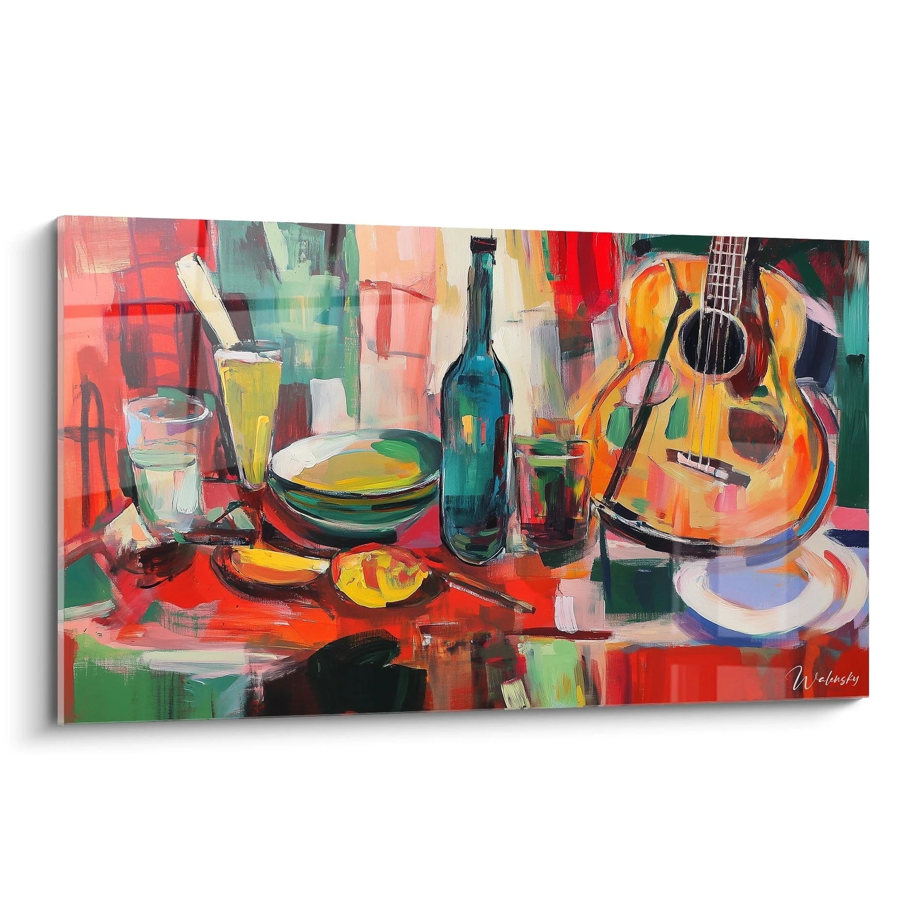 Un tableau Georges Braque représentant une nature morte avec une guitare, des verres et une bouteille, aux couleurs dominantes rouge, jaune et vert, avec des coups de pinceau épais et des superpositions dynamiques.
