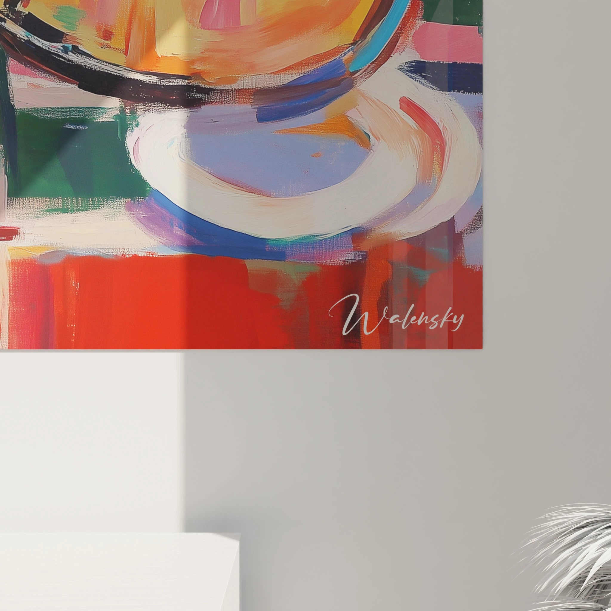 Un tableau Georges Braque composé d'une guitare et d'éléments de vaisselle, traités en formes fragmentées avec des couleurs vives comme le rouge et le jaune, et des textures marquées par des traits visibles et dynamiques.