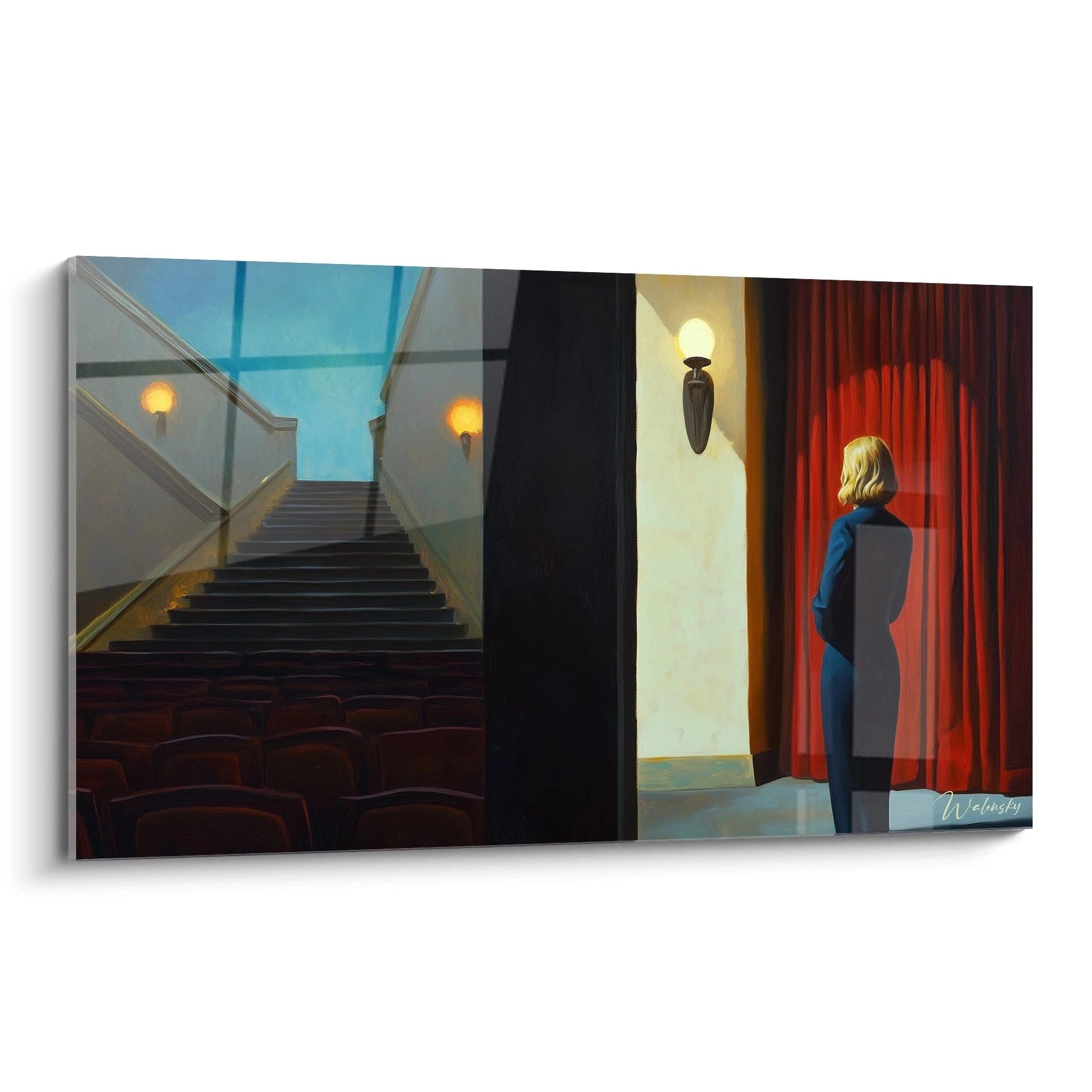 Un tableau Edward Hopper montrant un escalier central bleu-gris, des fauteuils rouges sombres, et une femme en robe bleue devant des rideaux rouges avec des textures lisses et contrastées.