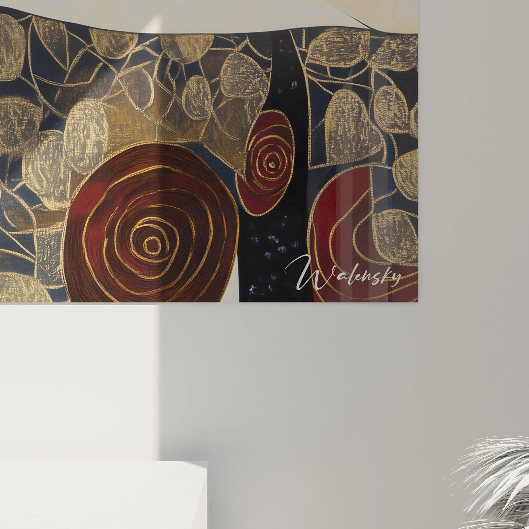 Tableau Amedeo Modigliani présentant une femme couchée, des traits simplifiés, un fond or richement texturé, des motifs circulaires rouges et dorés, avec des contrastes nets sur la silhouette claire.