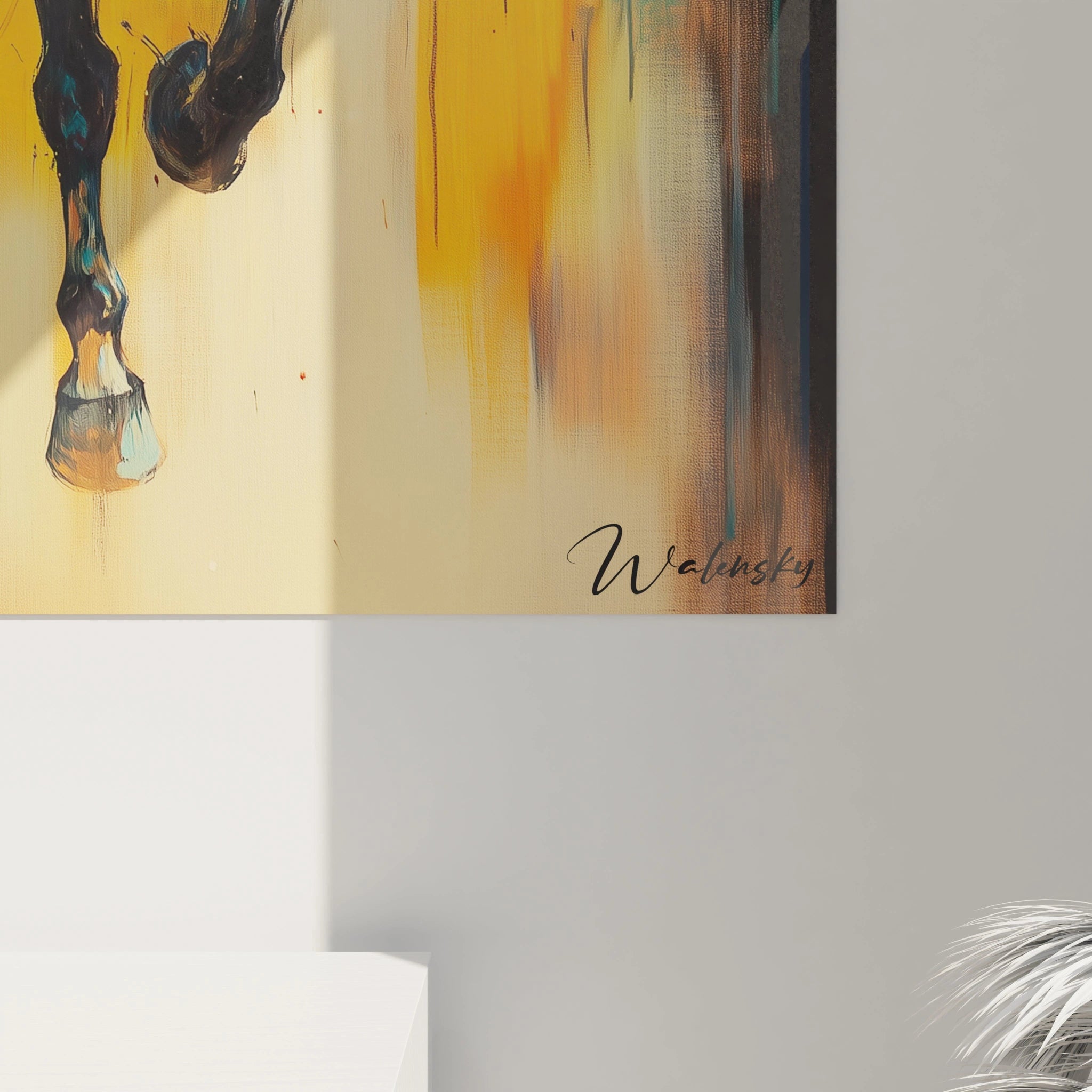 Un tableau Théodore Géricault représentant un cavalier dans une composition dynamique, avec des éclats de peinture jaune et bleu contrastant avec le noir du cheval, créant un effet de profondeur et de mouvement.