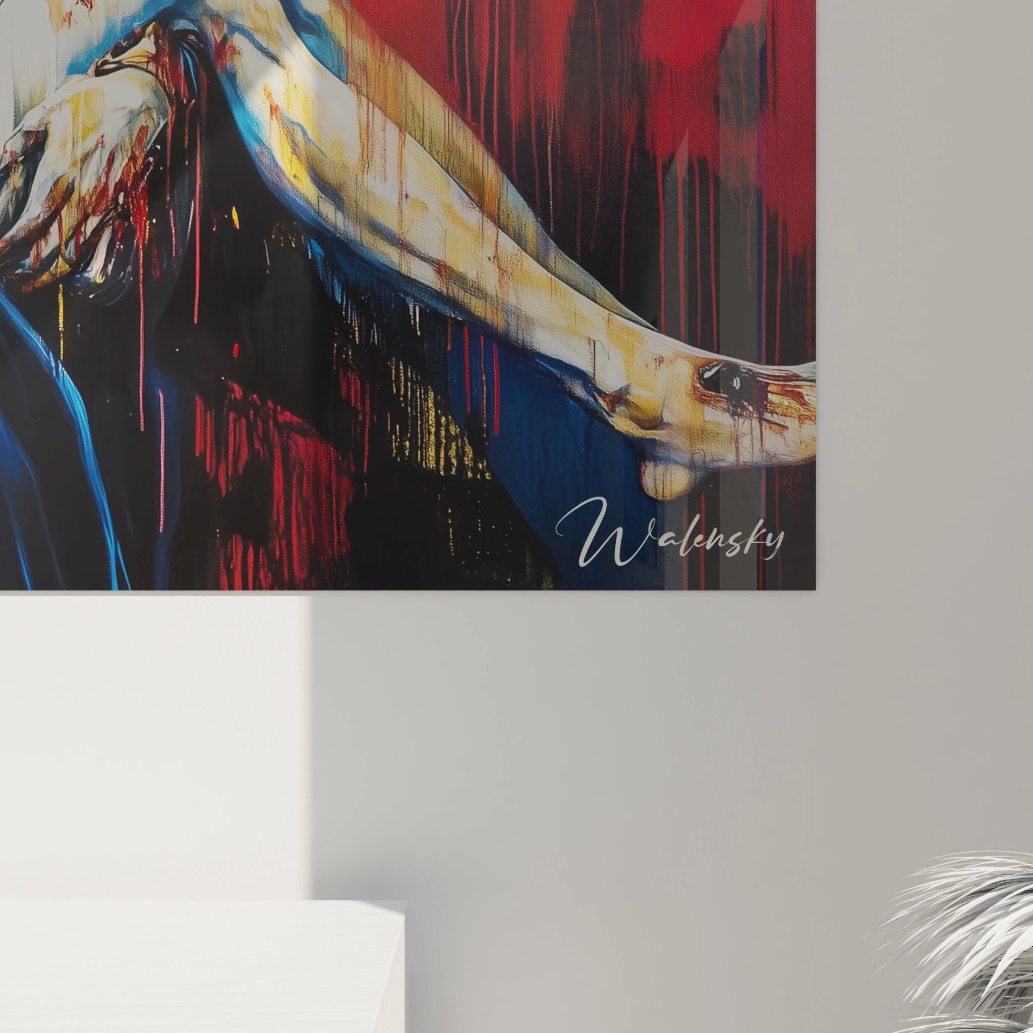 Détail rapproché d’un tableau artistique abstrait, mettant en évidence les plis du drapé bleu, les nuances dorées et les coulures rouges qui ajoutent du contraste sur le fond sombre.