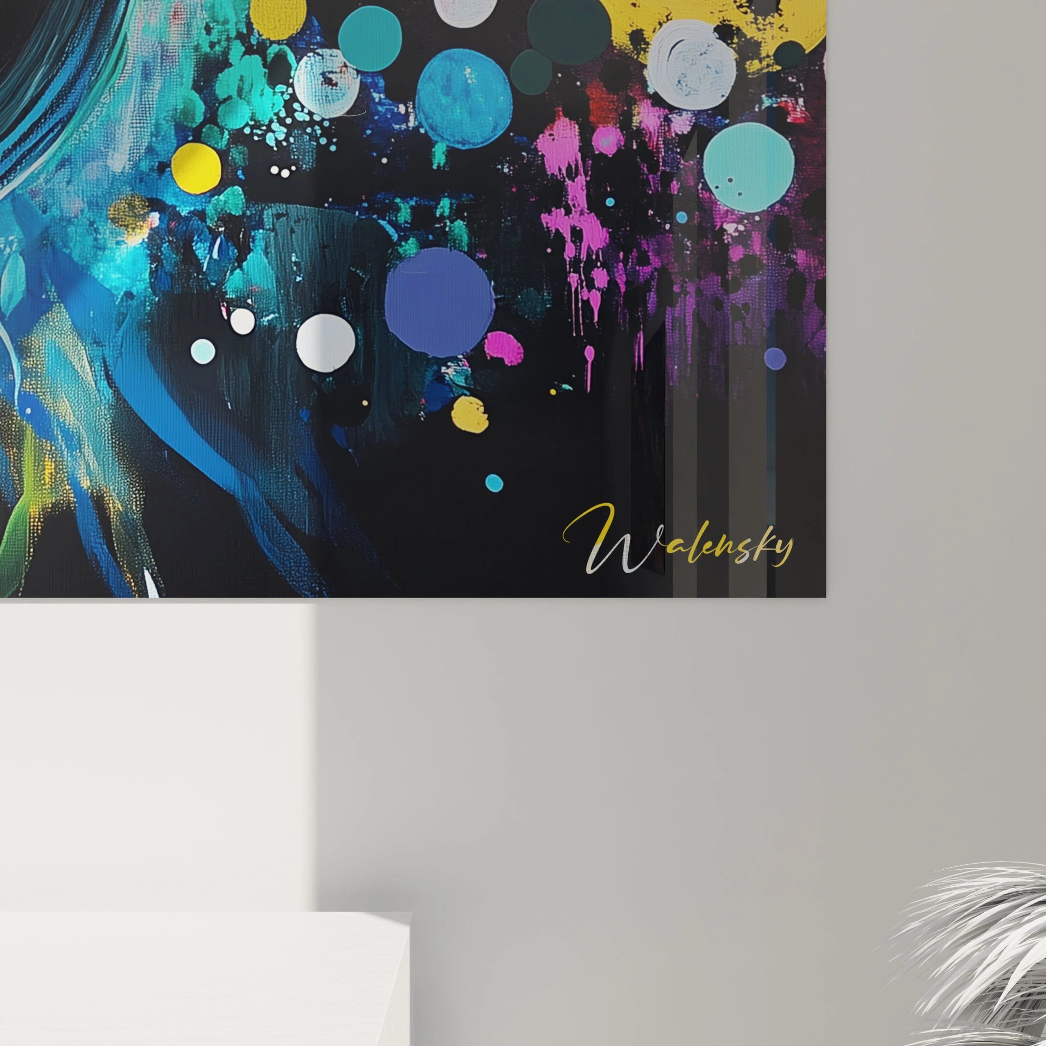 Une composition abstraite Wassily Kandinsky intĂ©grant un cercle noir central, des couleurs principales bleu, jaune et rose, et des effets de superpositions et dâĂ©clats sur un fond sombre.