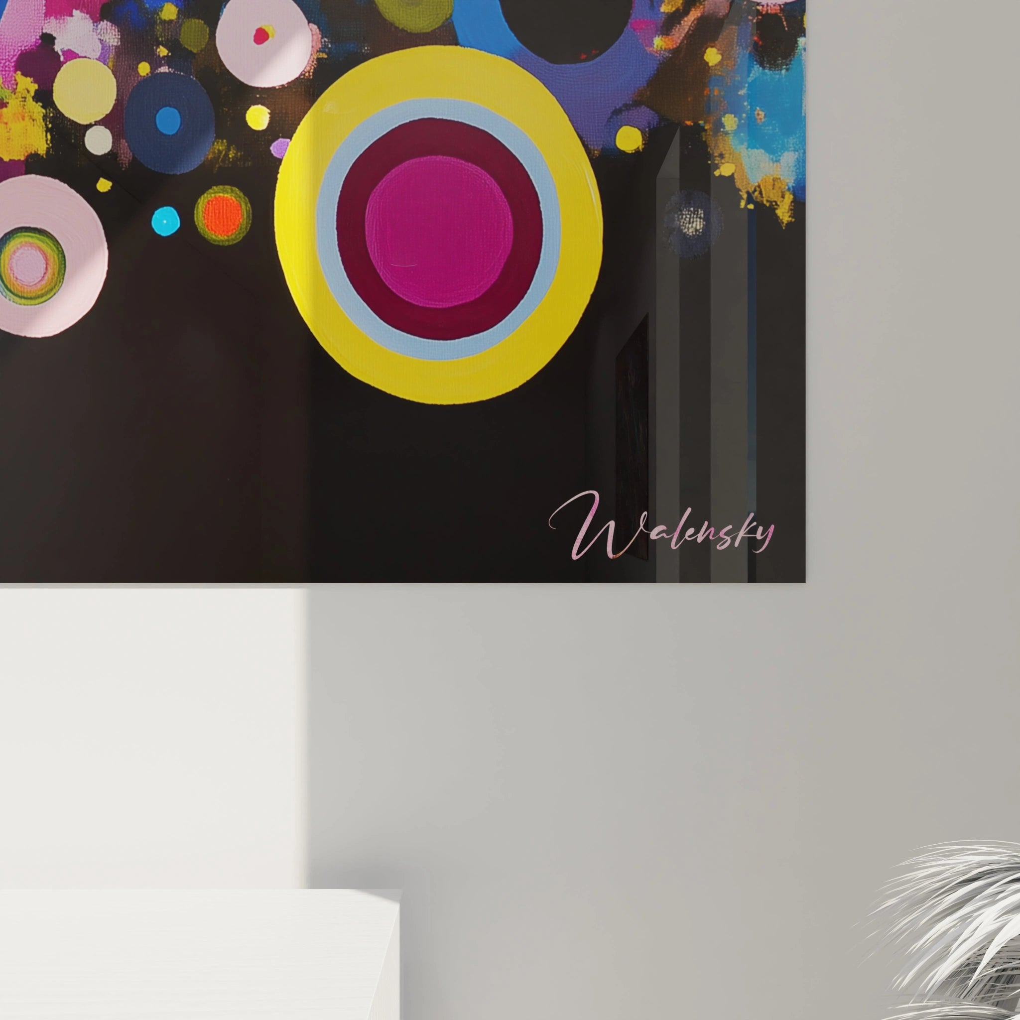 Une Ćuvre abstraite Wassily Kandinsky avec des cercles concentriques et des couleurs vives comme le bleu, le jaune et le rouge, combinĂ©es Ă des textures dynamiques sur un fond noir.