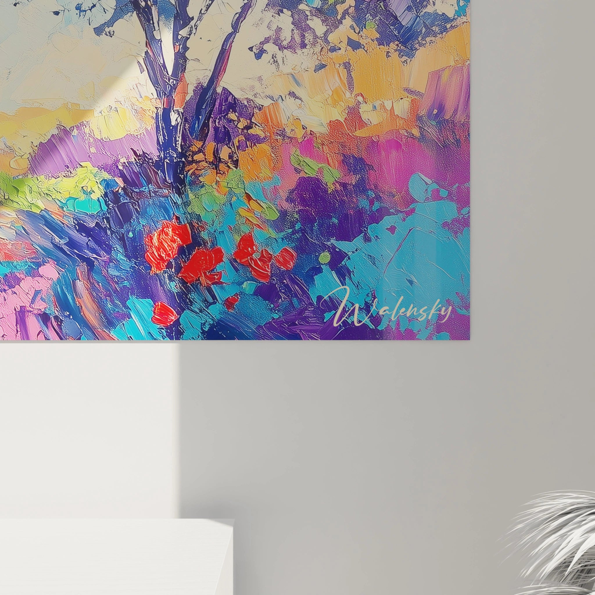 Un tableau Camille Pissarro représentant une prairie fleurie avec des arbres aux feuillages contrastés. Les couleurs bleu, rouge et vert se mêlent à des textures épaisses, accentuant les effets de lumière et d’ombre.