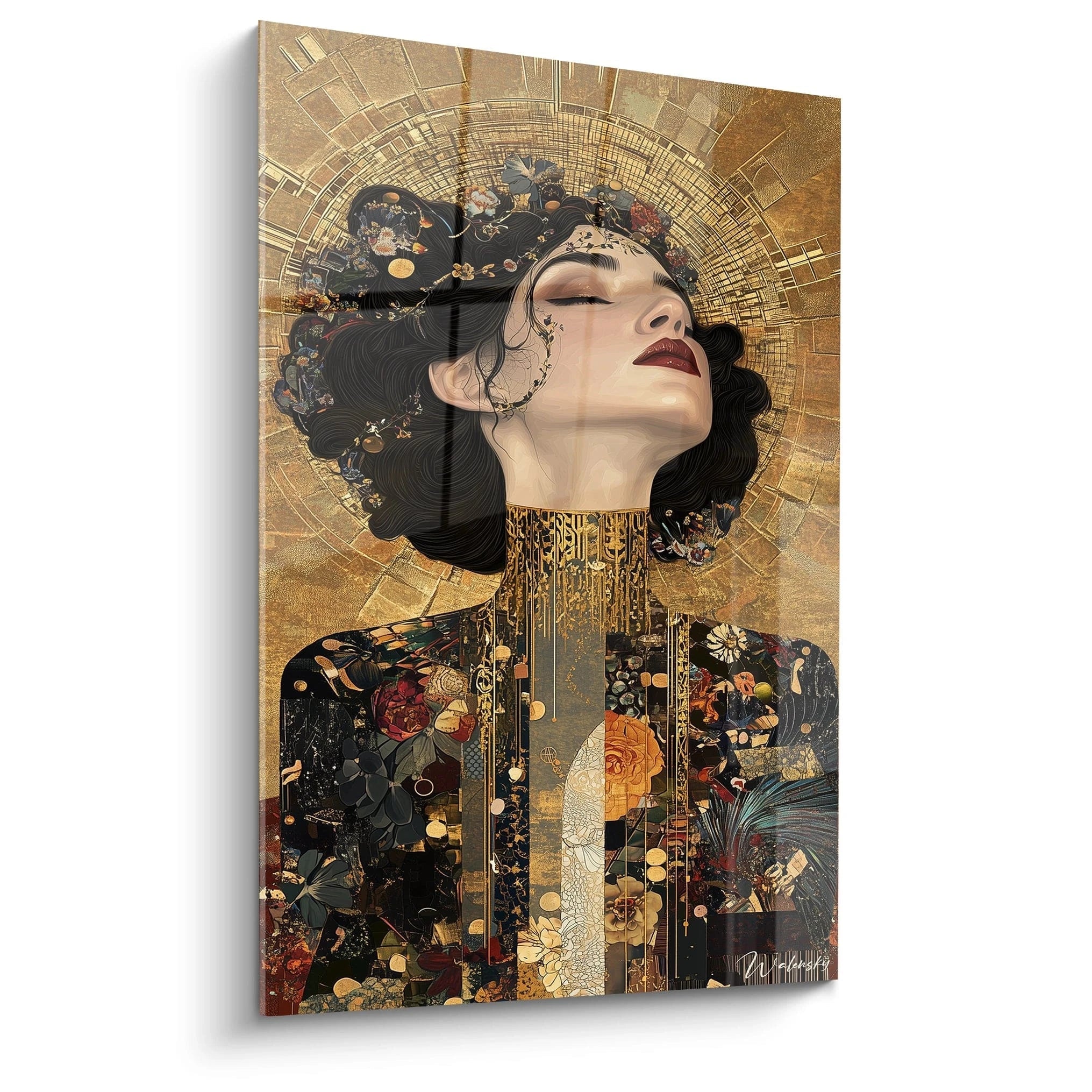 Un tableau Gustav Klimt représentant un visage féminin stylisé, avec des lèvres rouges, un fond doré texturé et des motifs floraux complexes.