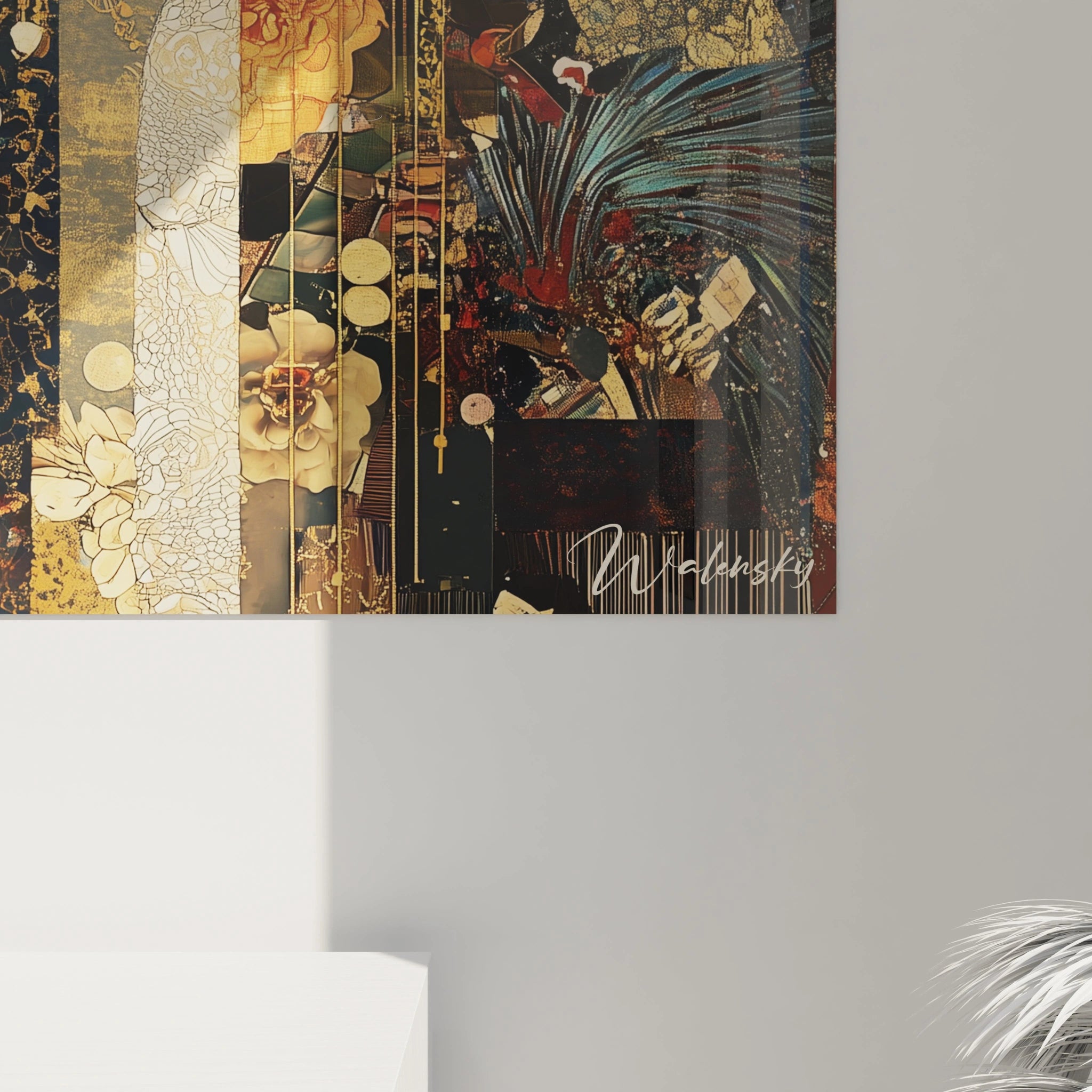 Tableau Gustav Klimt centré sur un portrait féminin, mêlant rouge, or, noir et des textures fines, avec des motifs floraux et un fond structuré doré.