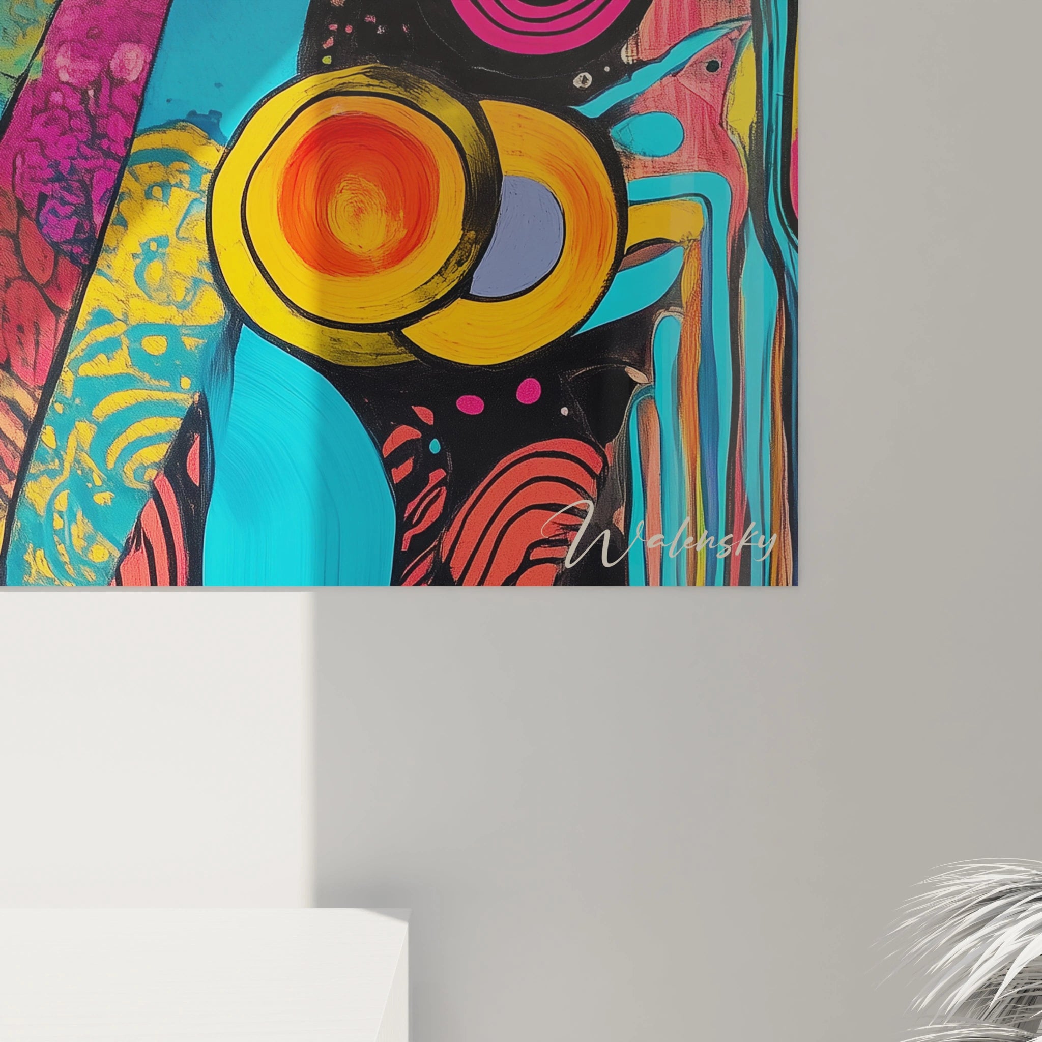 Tableau Gustav Klimt illustrant une figure féminine centrale, intégrant des couleurs vives et contrastées avec des textures géométriques et un fond doré brillant.