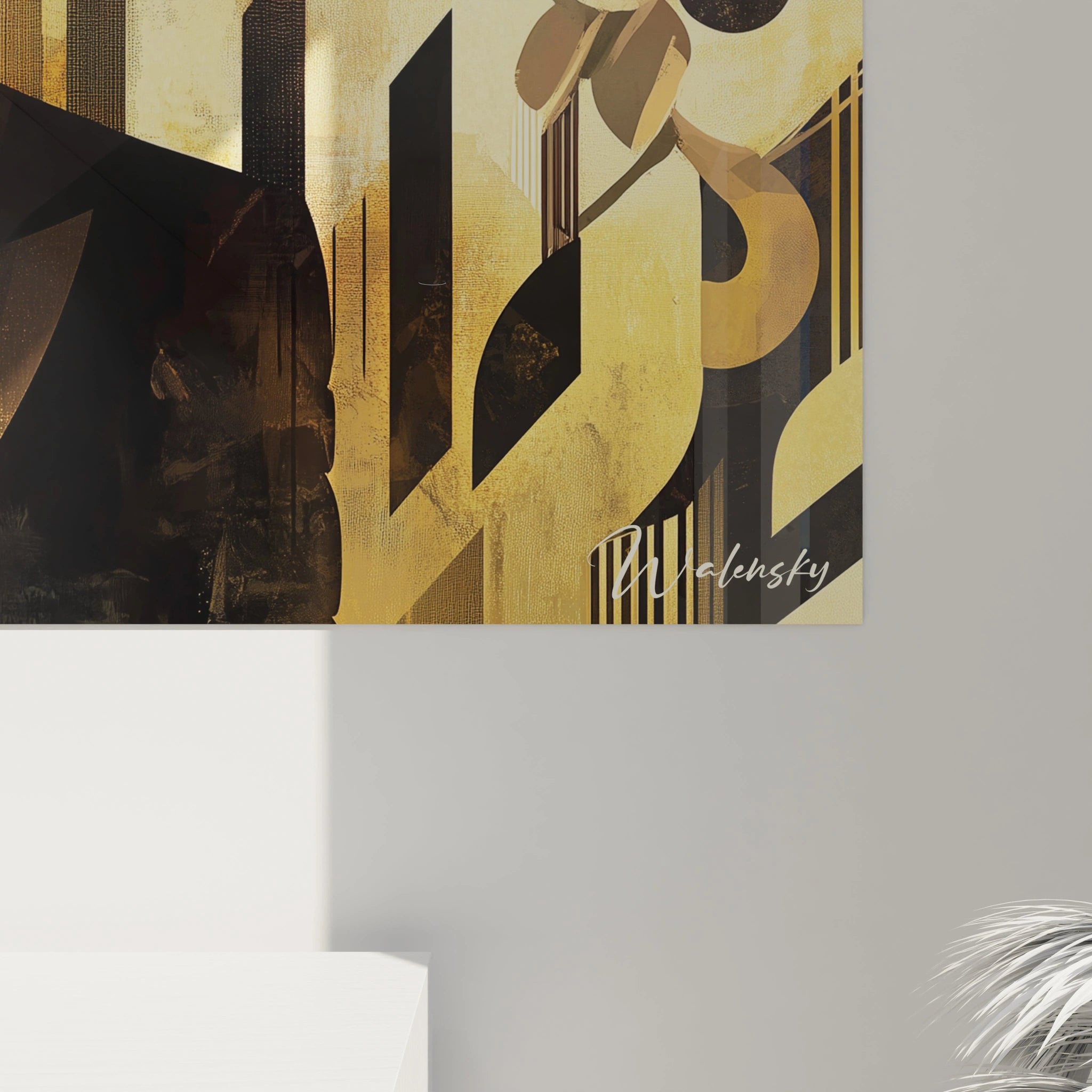 Tableau Amedeo Modigliani présentant une forme humaine simplifiée, en noir contrastant avec des arrière-plans dorés, des motifs floraux stylisés et des textures légèrement vieillies.