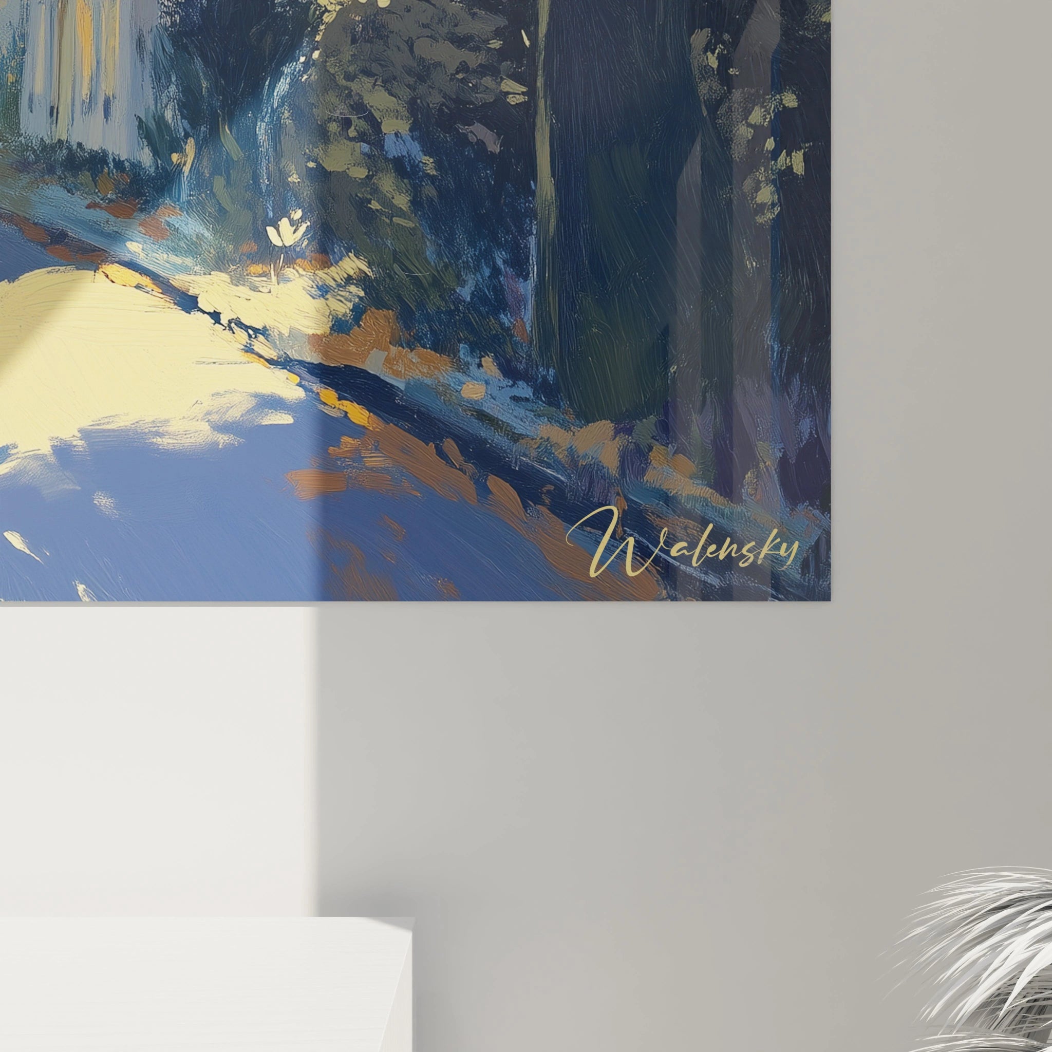 Un tableau Alfred Sisley reprĂ©sentant une avenue bordĂ©e dâarbres noirs et feuillus, illuminĂ©e par un coucher de soleil jaune et orange. Les textures Ă©paisses et visibles accentuent le contraste entre lumiĂšre et obscuritĂ©.