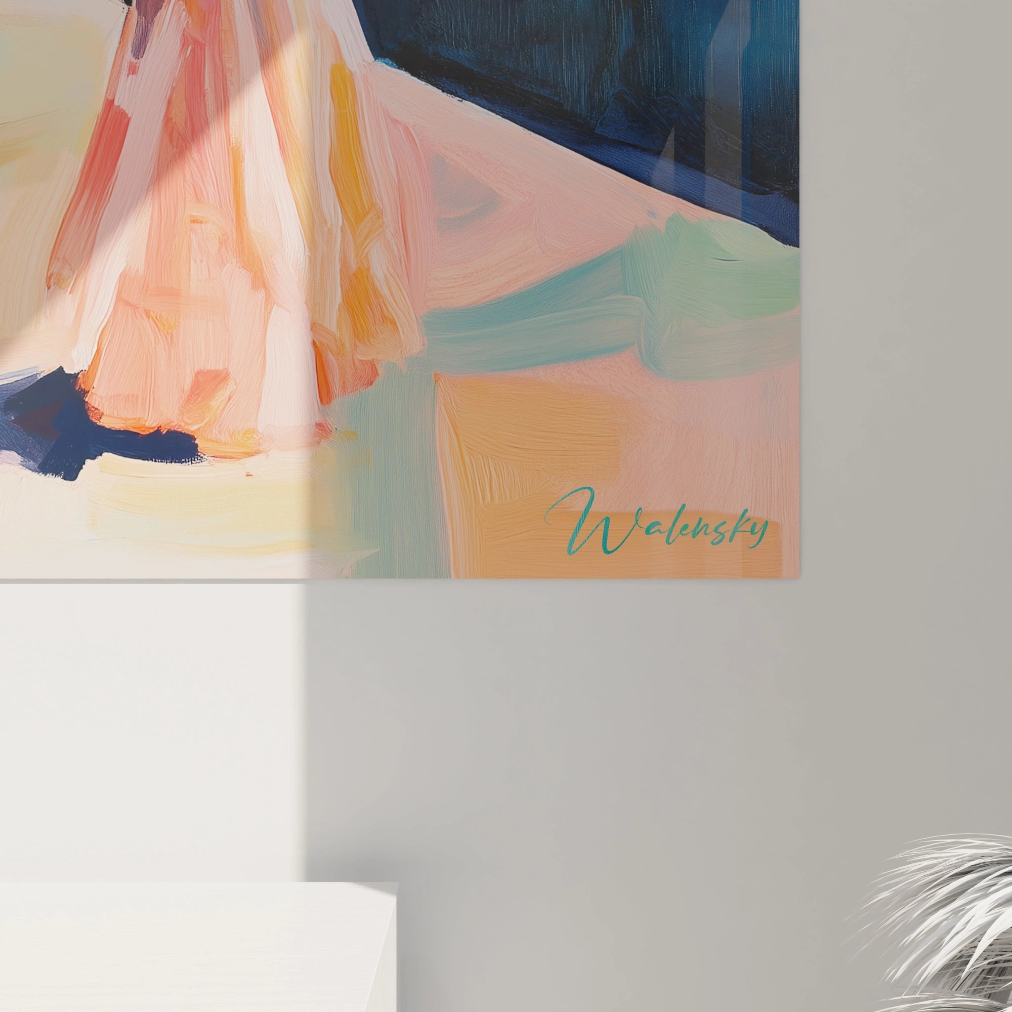 Un tableau Edward Hopper illustrant des espaces architecturaux ouverts, avec une figure féminine et des contrastes marqués entre des teintes orange, bleu et marine, sur un fond minimaliste.