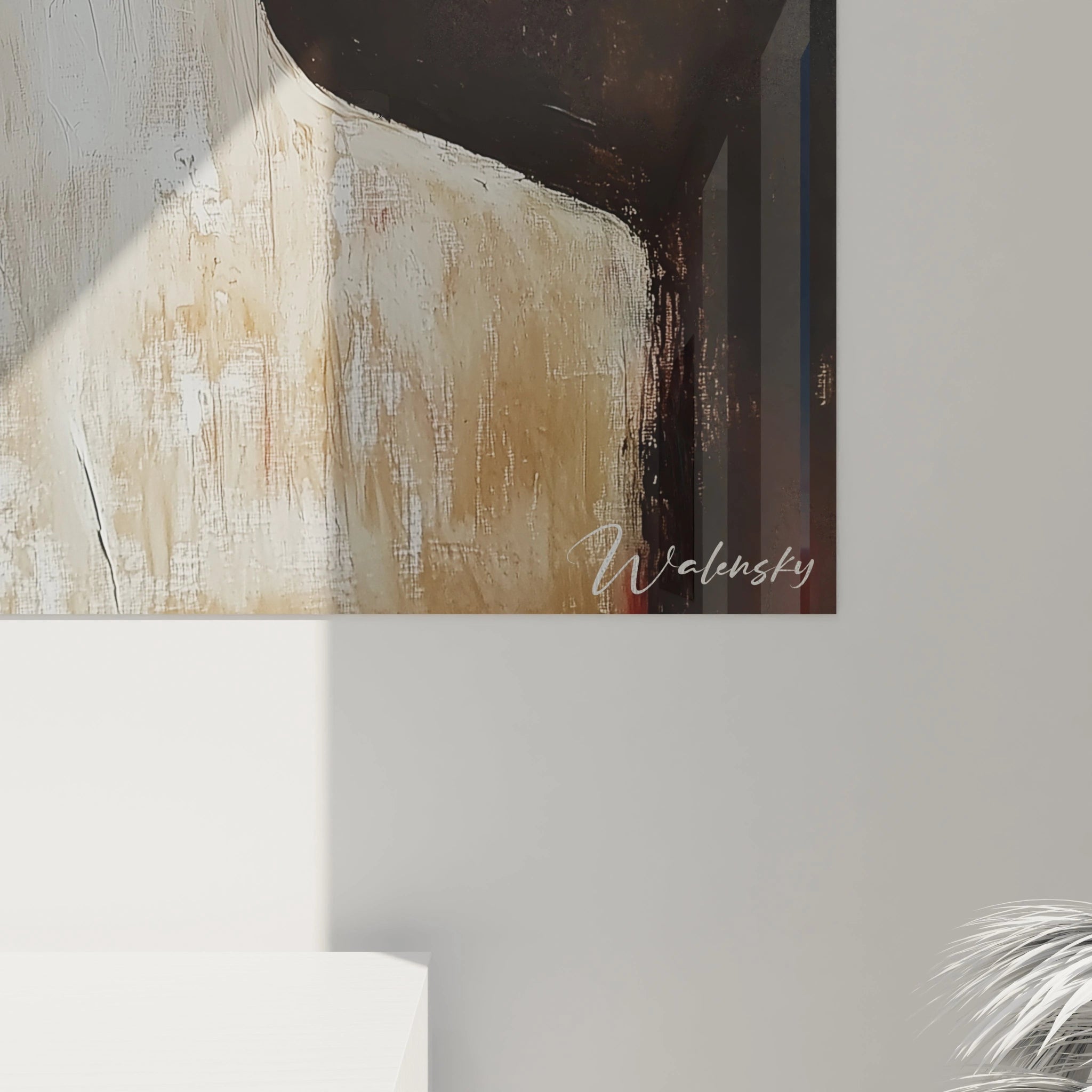 Détail d’un tableau Amedeo Modigliani mettant en avant un visage stylisé, des lèvres rouges intenses, des cheveux rouges et un fond sombre texturé aux teintes brunes et noires.