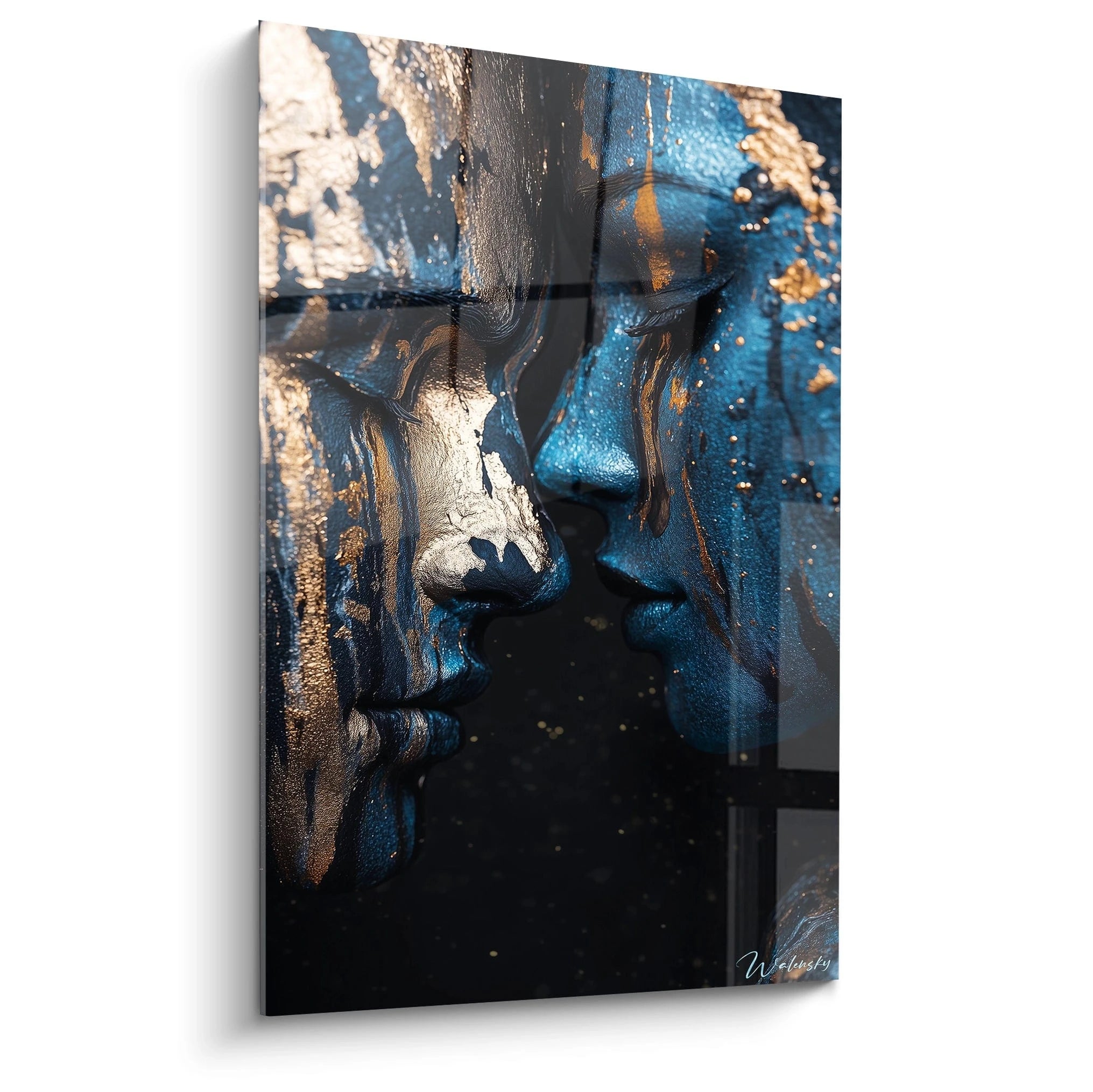 Un tableau sensuelle abstrait montrant deux visages en contact rapproché, avec des teintes dominantes de bleu profond, or et noir, et des textures métalliques et fluides sur fond sombre.