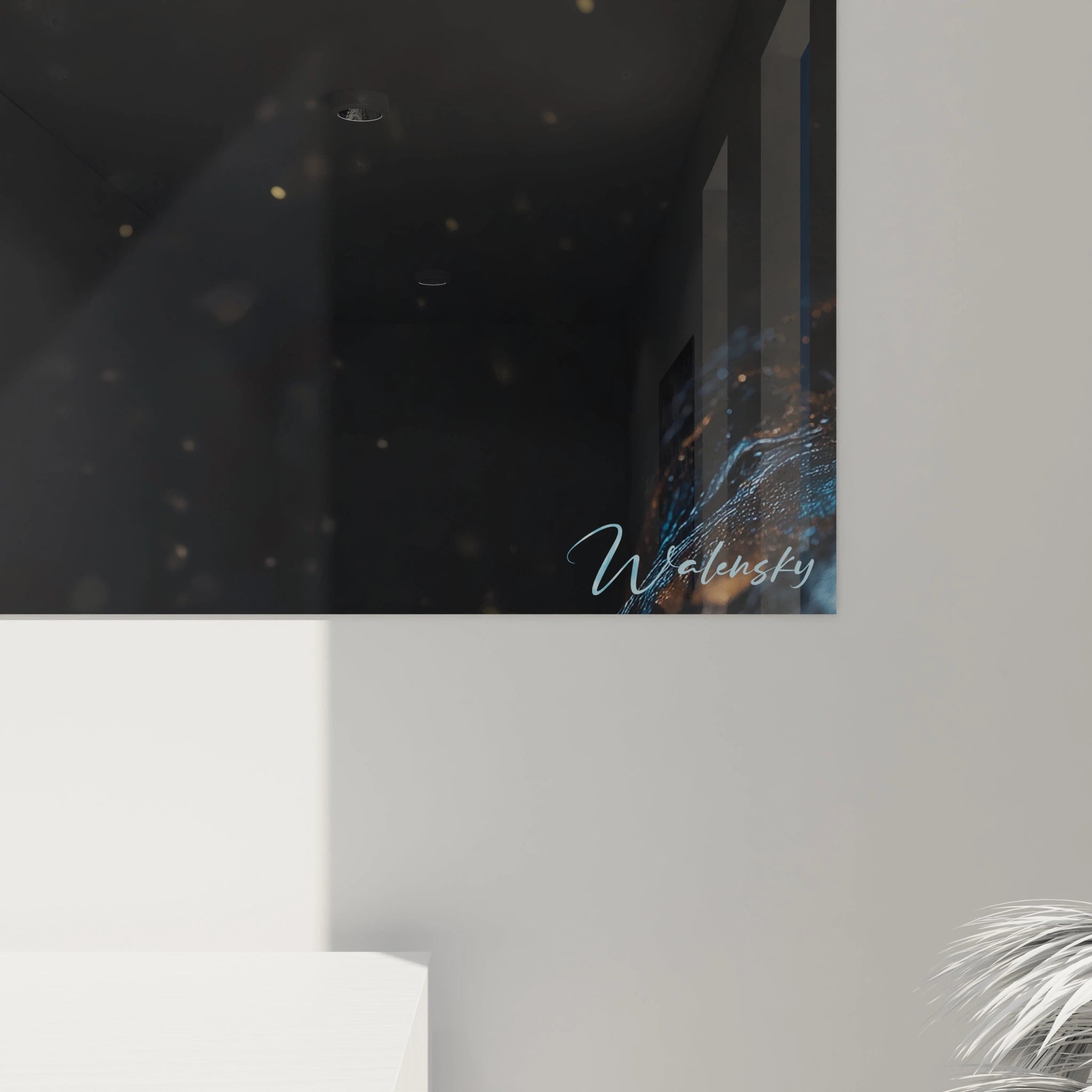 Un tableau sensuelle abstrait où deux visages se rencontrent, avec des touches dorées et bleues intenses, des lignes texturées et un contraste fort sur un fond noir mat.