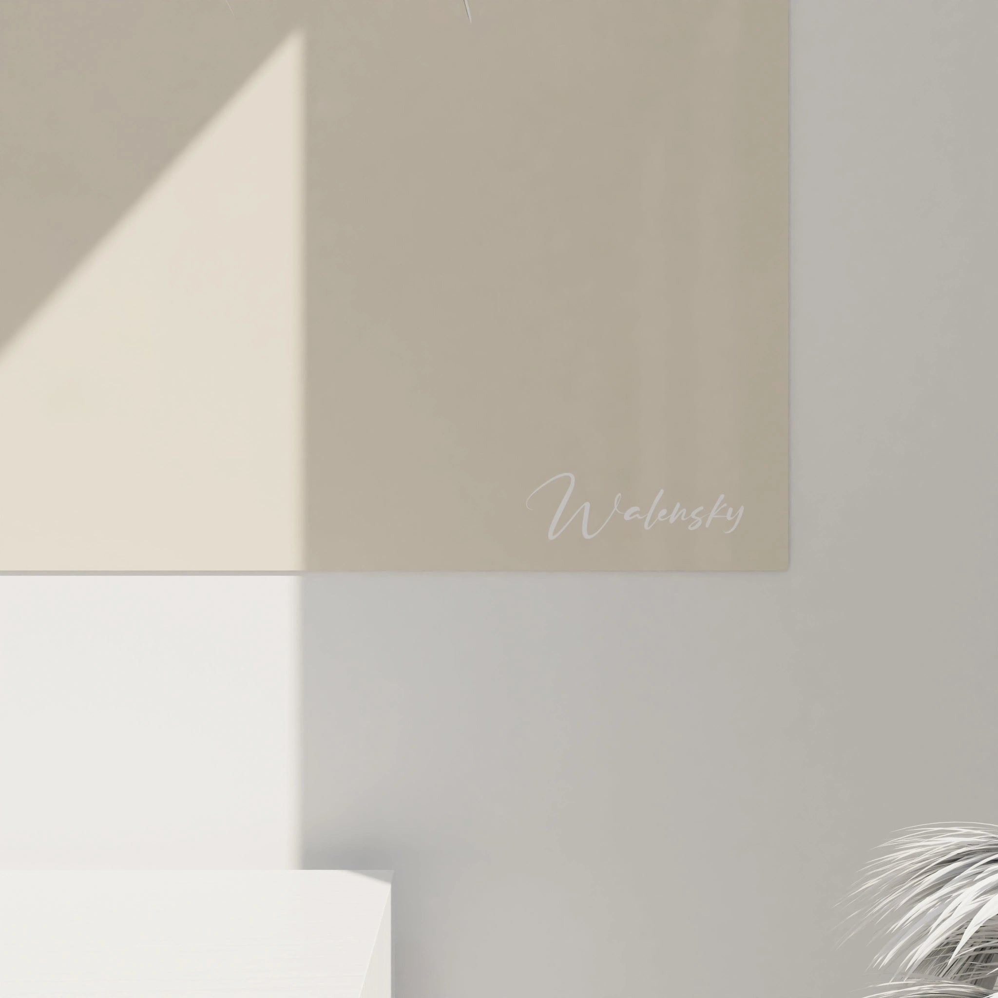 Vue de près du tableau caméléon, chaque détail de l’animal se révèle avec finesse Ses courbes, en beige et blanc, créent une harmonie visuelle propice à la contemplation