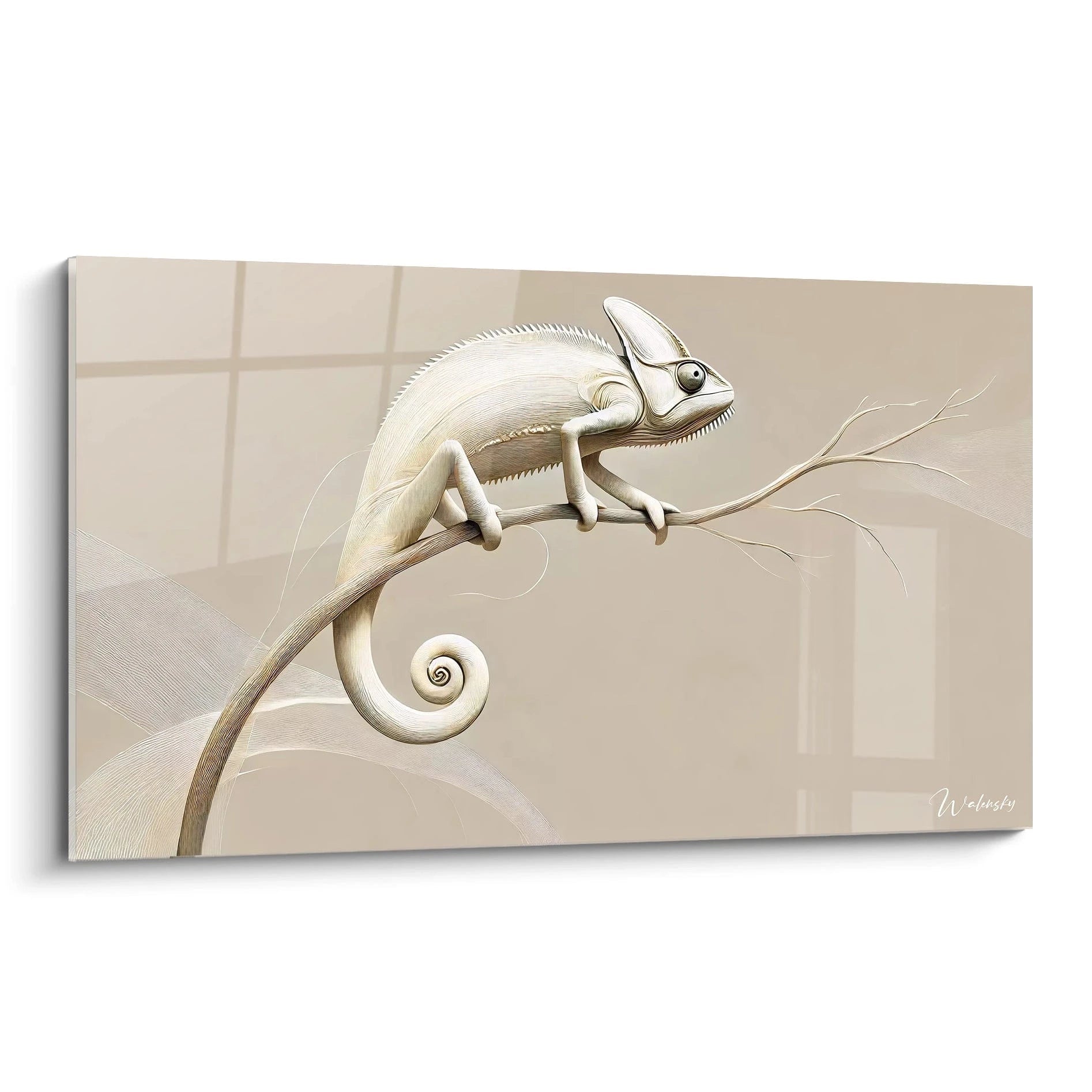 tableau caméléon vue de biais, accentuant sa composition minimaliste et élégante Son corps délicat se fond dans le décor beige et blanc pour une touche apaisante et poétique dans tout intérieur