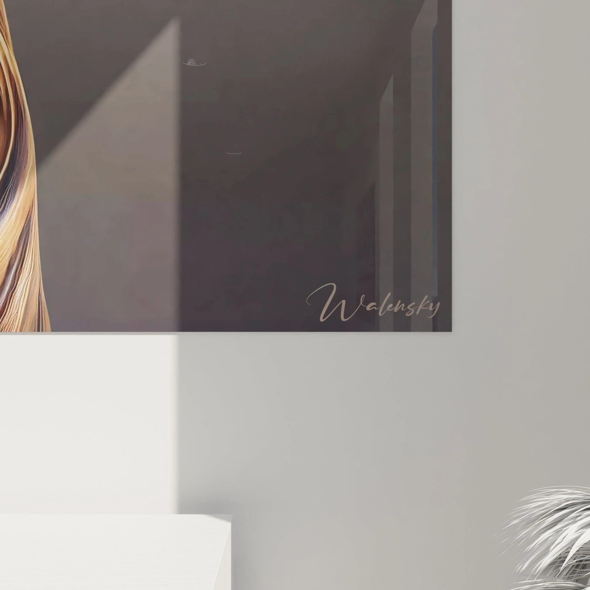 Gros plan sur un tableau girafe aux détails métalliques et teintes bronze, bleu et orange. Courbes élégantes et textures riches révèlent un mélange d'art futuriste et de sérénité naturelle.