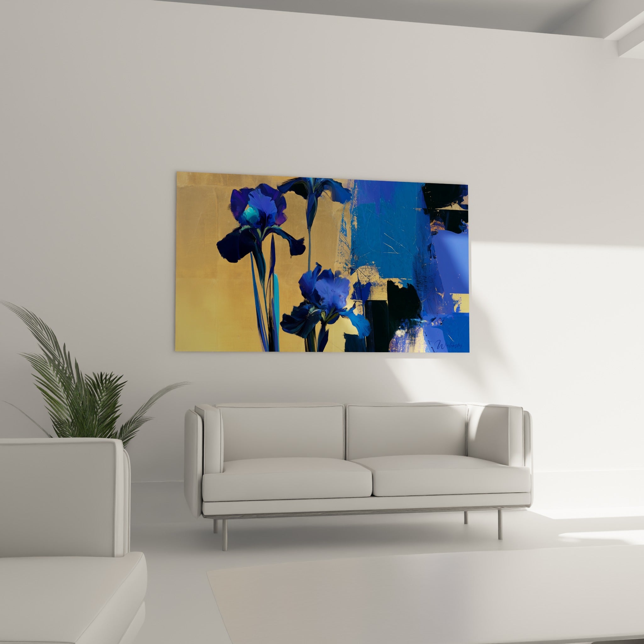 Iris bleu nuit et turquoise se détachant d'un fond ocre, positionné au-dessus d'un canapé dans un salon lumineux