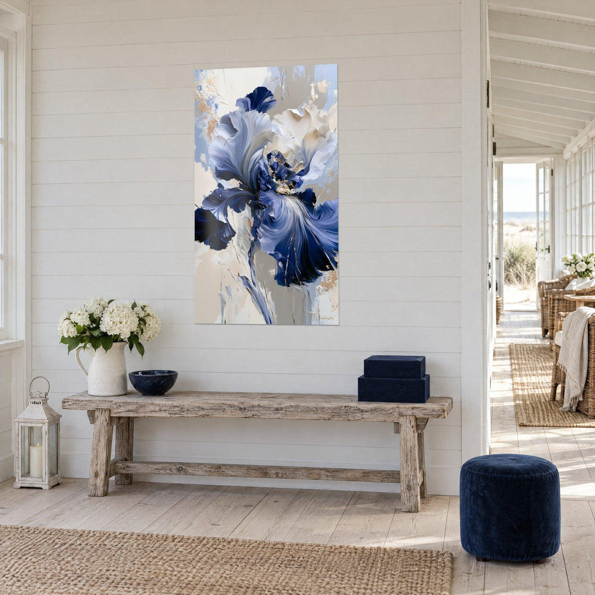 Gemälde Blume mit indigoblauen und elfenbeinfarbenen Schnörkeln, goldene Lichtakzente im Zentrum, über einer Holzkonsole, Haus am Meer