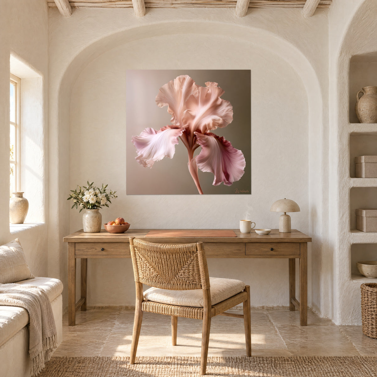 Gemälde Iris mit kupferfarbenem Bart, Verlauf in Beige und Olivgrün, gehängt in einer gewölbten Nische über einem Holzschreibtisch