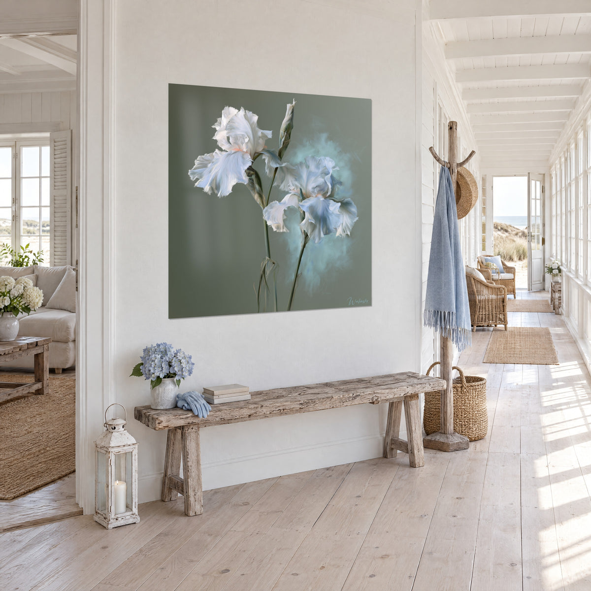 Schilderij ivoorkleurige bloemen met gefranjerde blaadjes, gesloten knop op saliegroene achtergrond, aan het einde van een gang aan zee