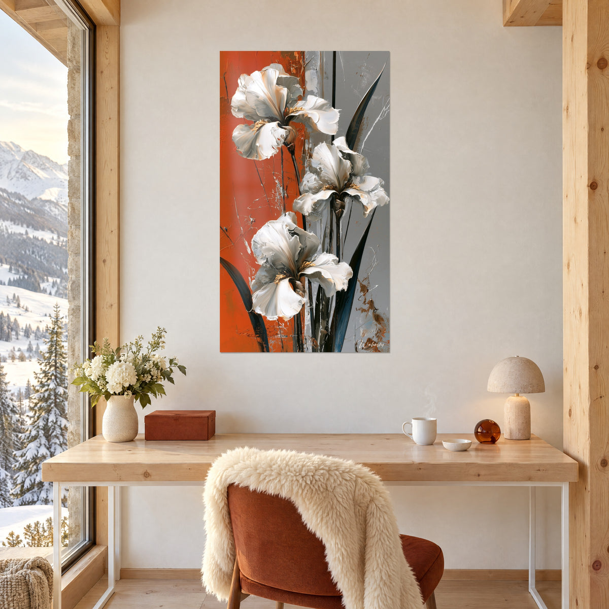 Quadro iris color avorio a pennellate spesse con la spatola, steli scuri su fondo arancio e grigio perla, scrivania in legno chiaro vicino a una finestra