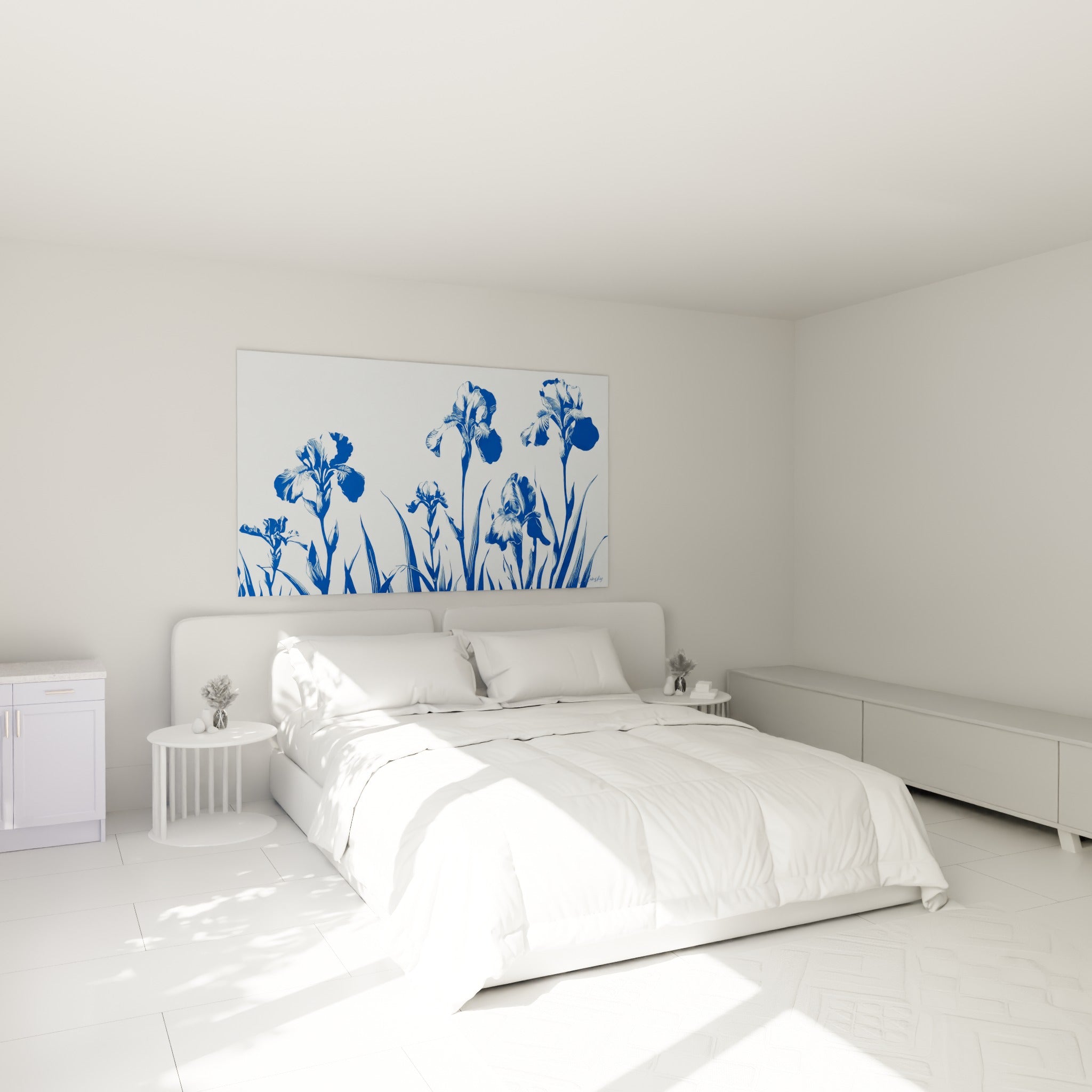 Silhouettes d'iris bleu marine et blanc au-dessus d'un lit dans une chambre claire