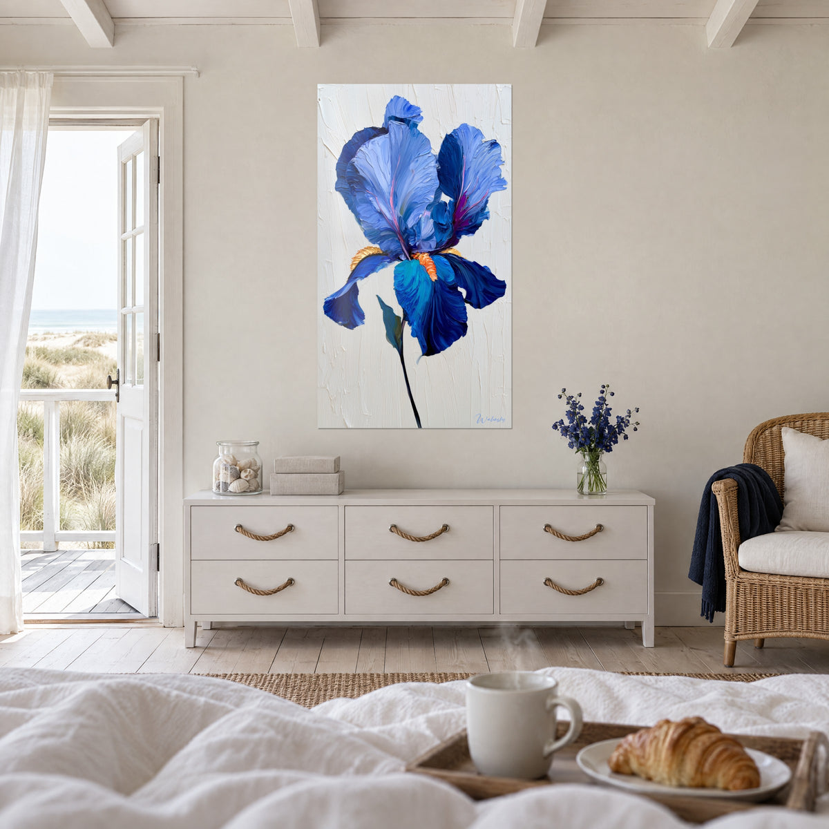 Schilderij met indigo en lavendel orchidee-iris, reliëf bloemblaadjes, boven een bed in een lichte slaapkamer