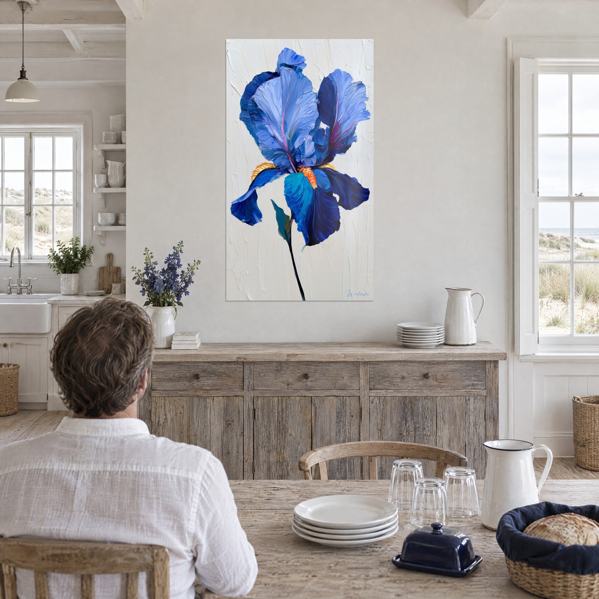 Schilderij met grote ultramarijnblauwe en gebroken witte bloem met gouden baard, aan de muur van een keuken aan zee