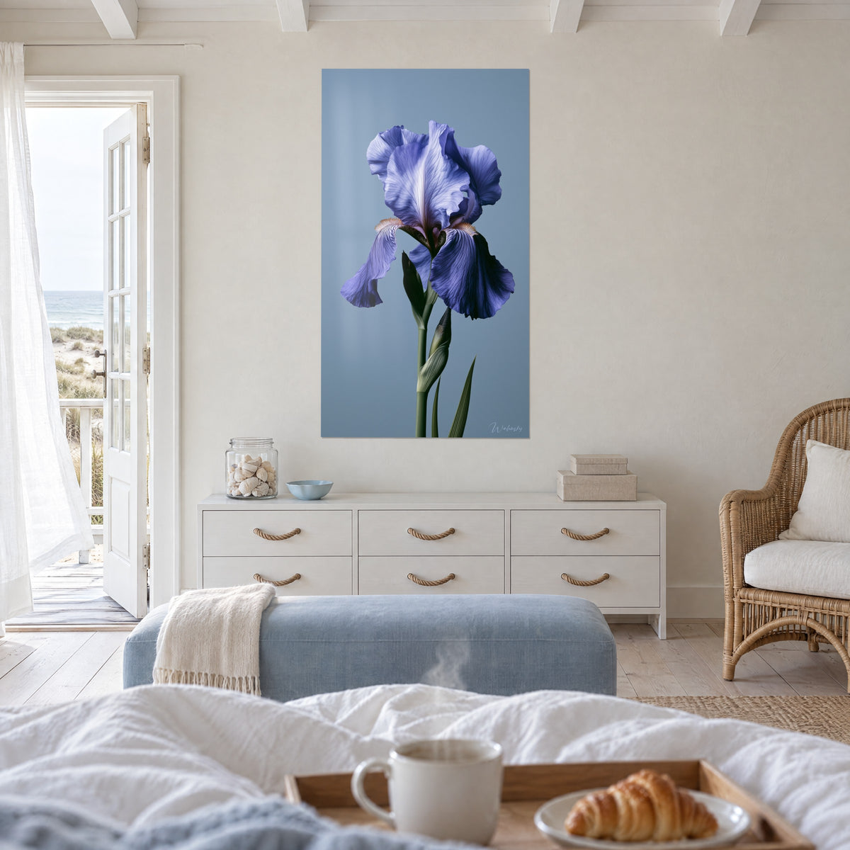 Schilderij baardiris met indigo bloembladeren en oranje baard, grijsblauwe achtergrond, boven een bed in een lichte slaapkamer