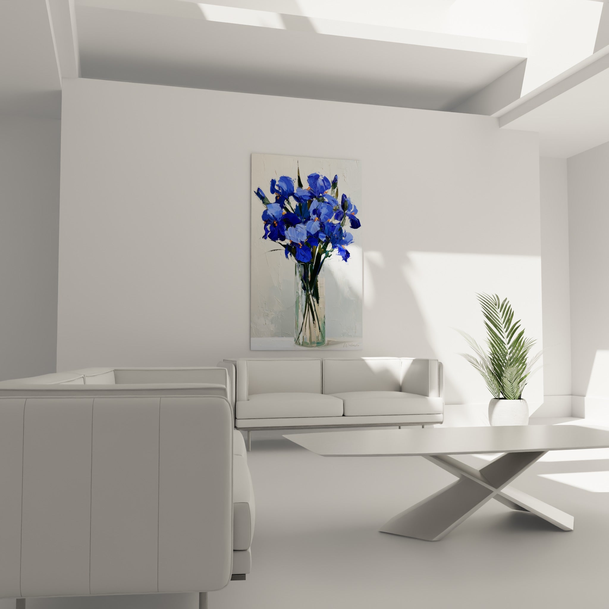 Fleurs d'iris bleu profond et blanc cassé en vase, disposées au-dessus d'un canapé dans un salon lumineux