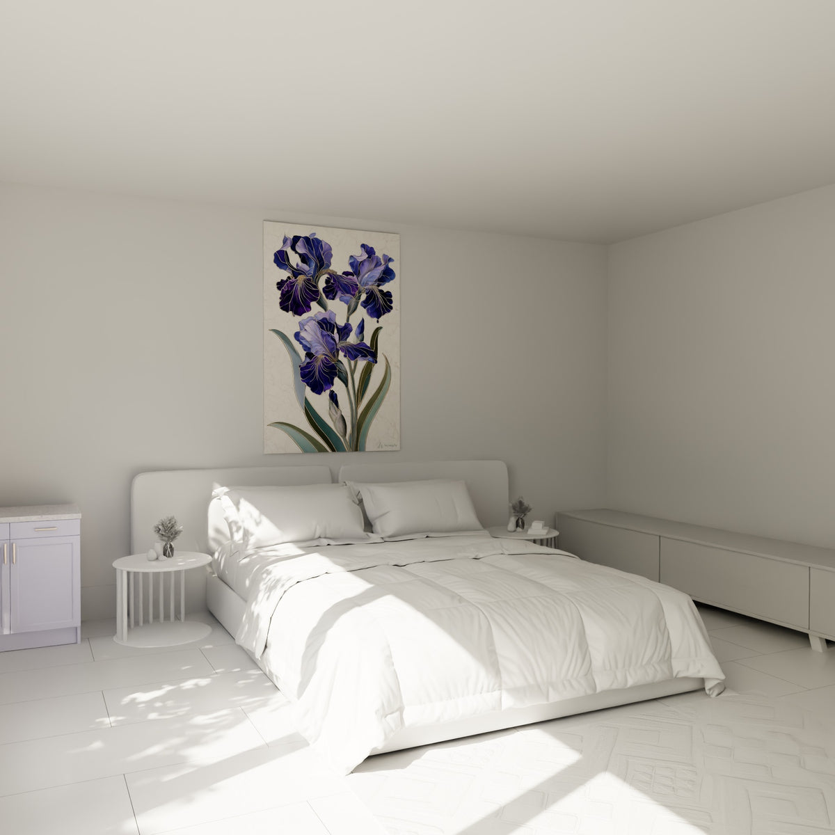 Bouquet d'iris bleu marine et violet aux liserés dorés au-dessus d'un lit dans une chambre claire
