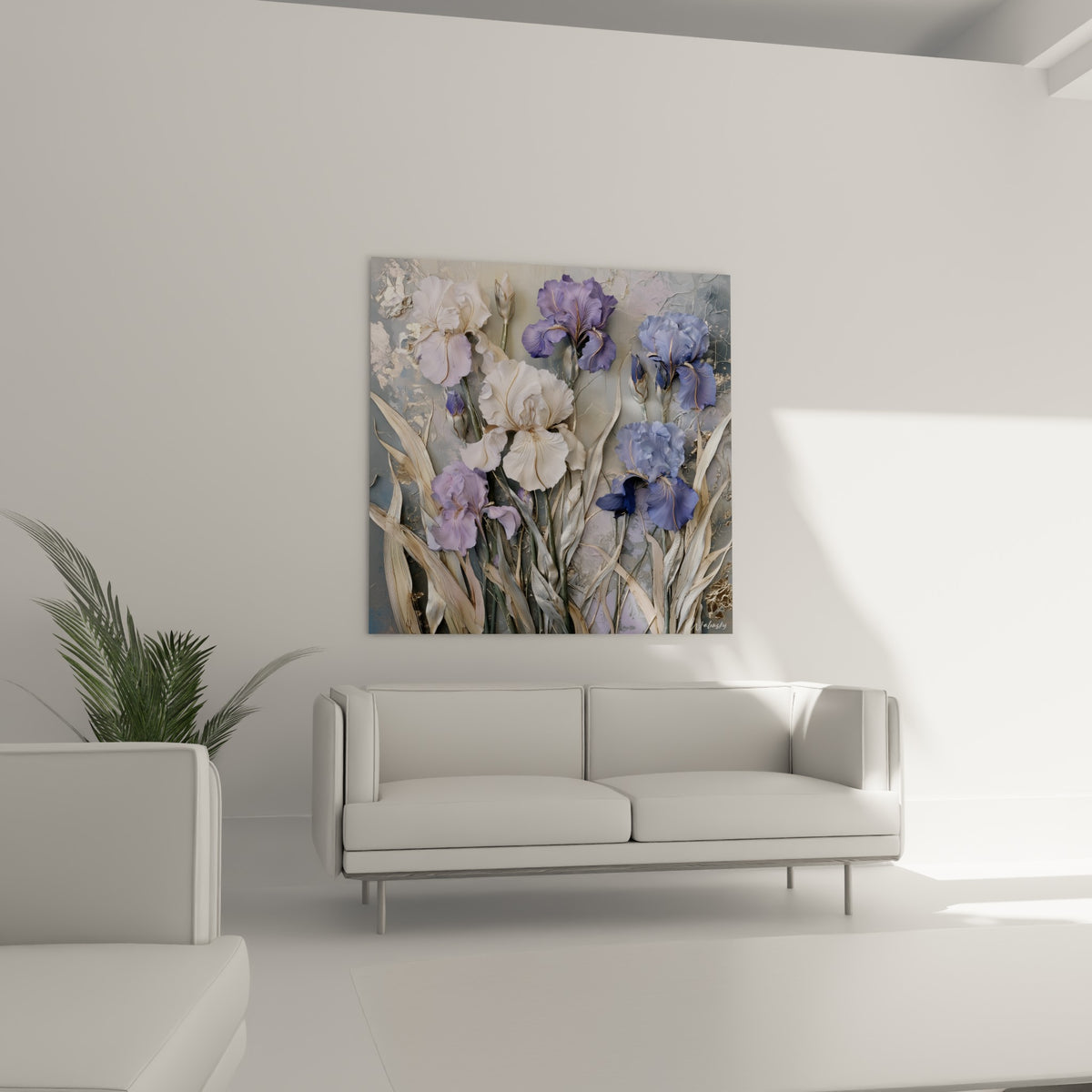 Fleurs d'iris bleu marine et blanc nacré accrochées au-dessus d'un canapé dans un salon lumineux