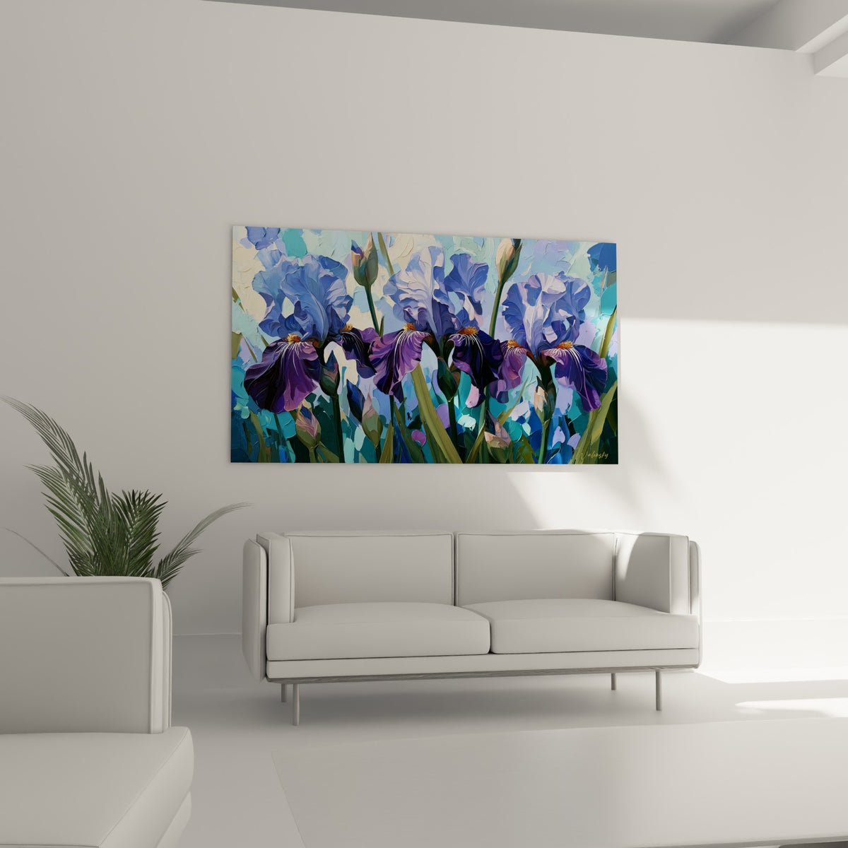 Fleurs d'iris bleu marine et turquoise aux tiges vertes, disposées au-dessus d'un canapé dans un salon lumineux