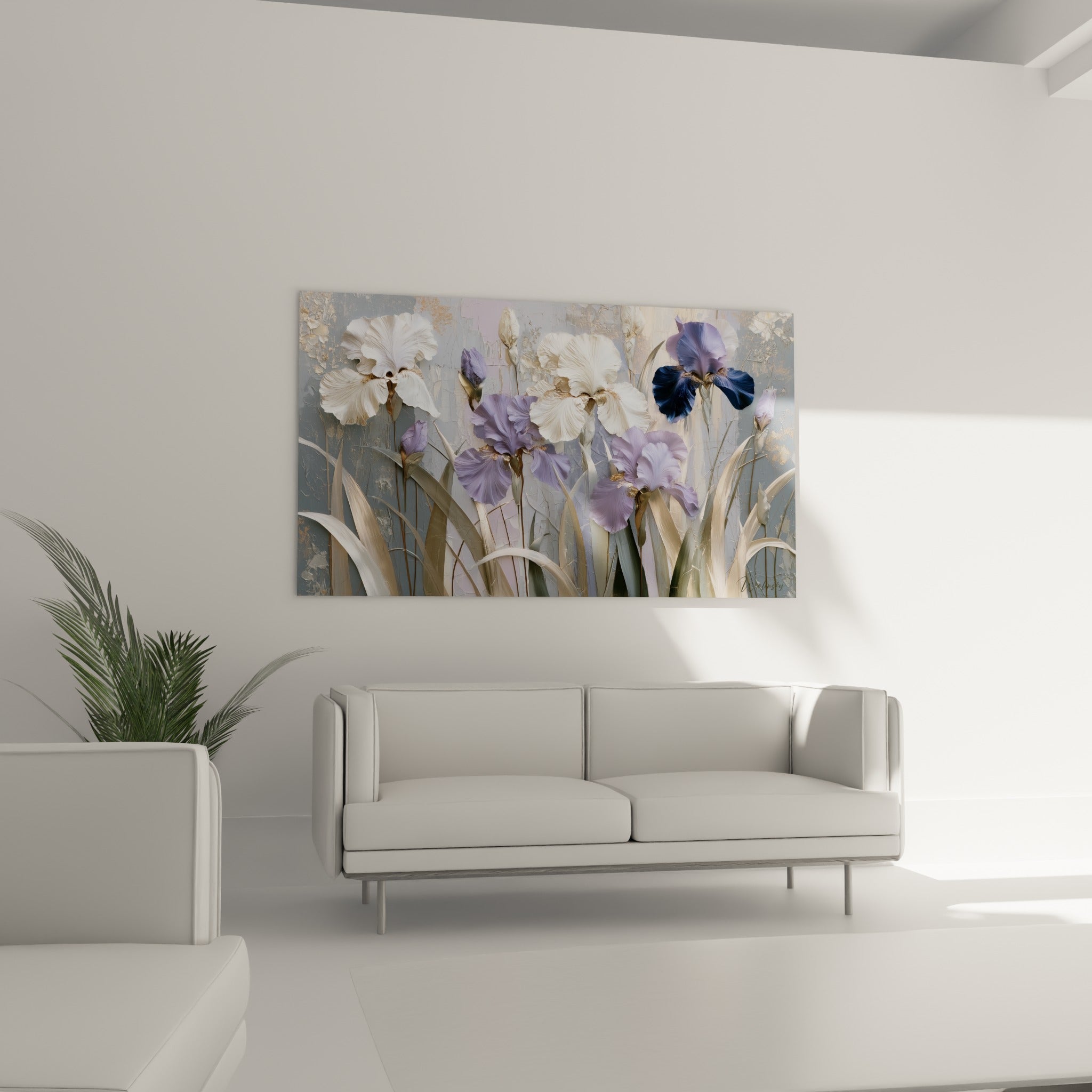 Fleurs d'iris bleu marine et pastel se déployant, au-dessus d'un canapé dans un salon lumineux