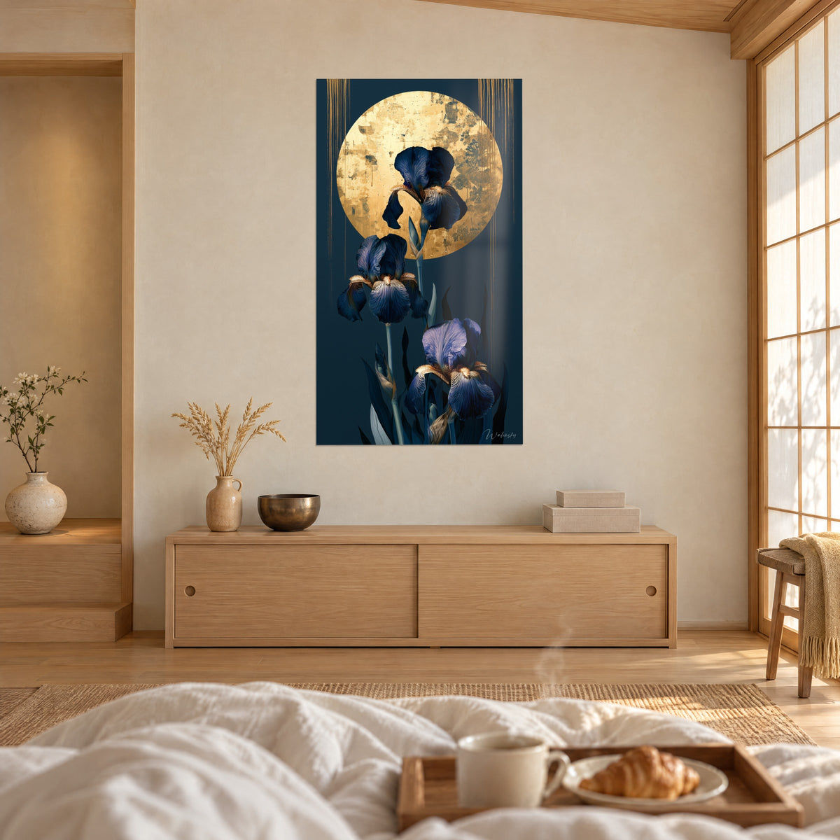 Cuadro con un ramo de iris nocturnos de pétalos veteados de marfil, luna dorada sobre fondo azul pato, encima de una cama en un dormitorio luminoso