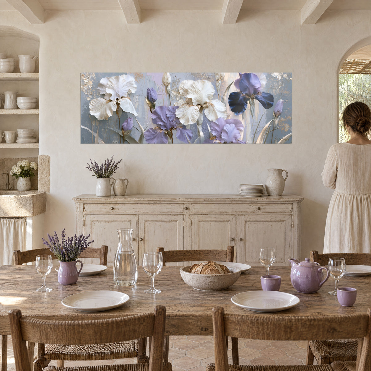 Gemälde Iris-Blüten in Marineblau, Weiß und Lila mit pastosen Farbreliefs, Frau von hinten nahe einem gedeckten Tisch in Lavendeltönen