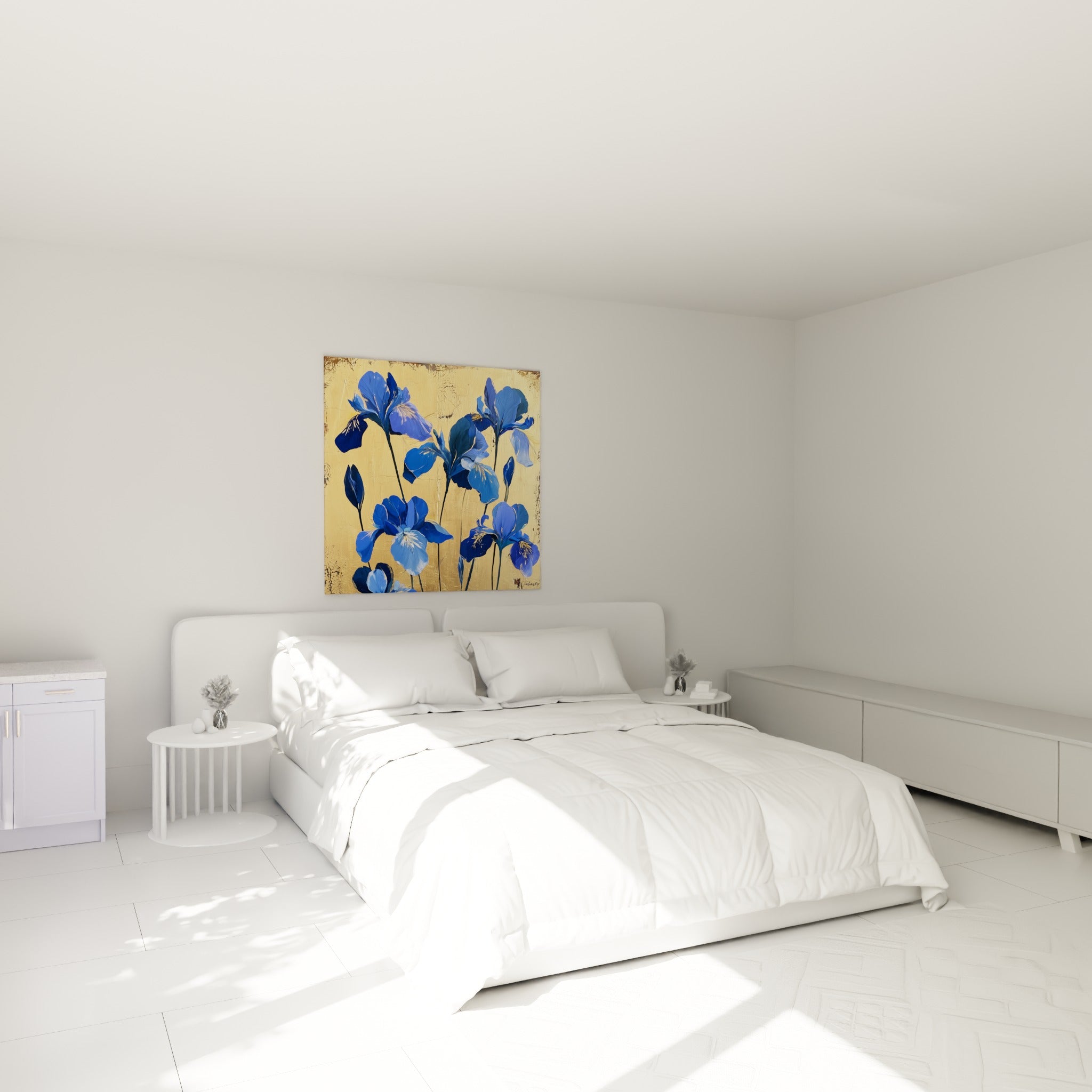 Bouquet d'iris bleu roi et ocre doré accroché au-dessus d'un lit dans une chambre claire