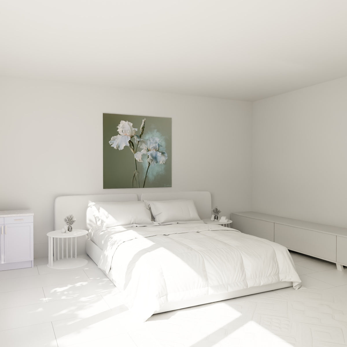 Fleurs d'iris blanc et bleu pastel peintes avec finesse au-dessus d'un lit dans une chambre claire