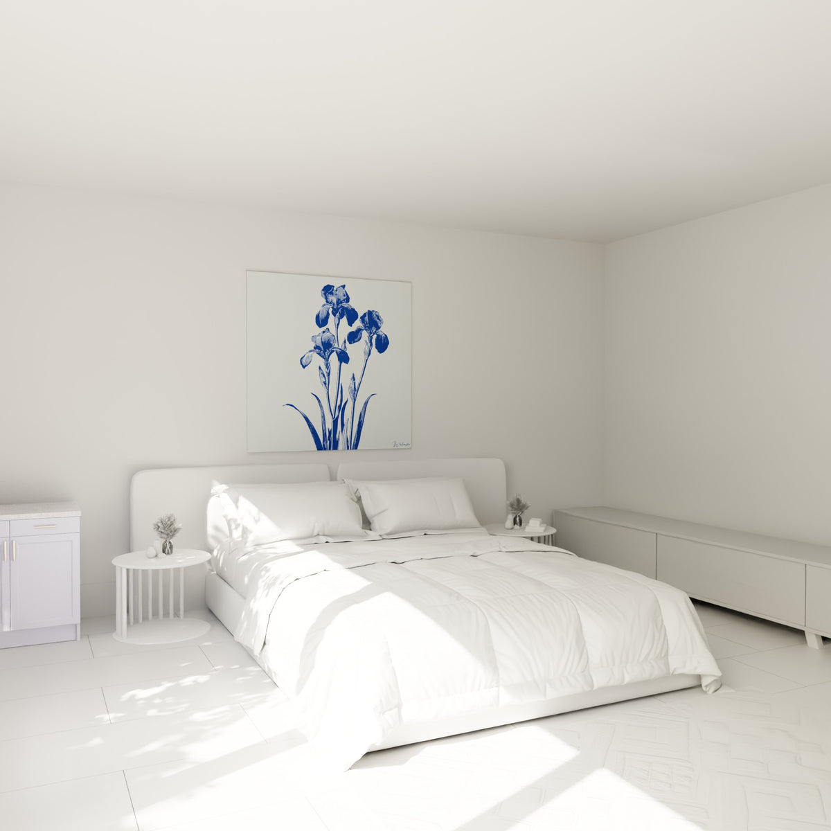 Bouquet d'iris bleu marine au trait délicat, accroché au-dessus d'un lit dans une chambre claire