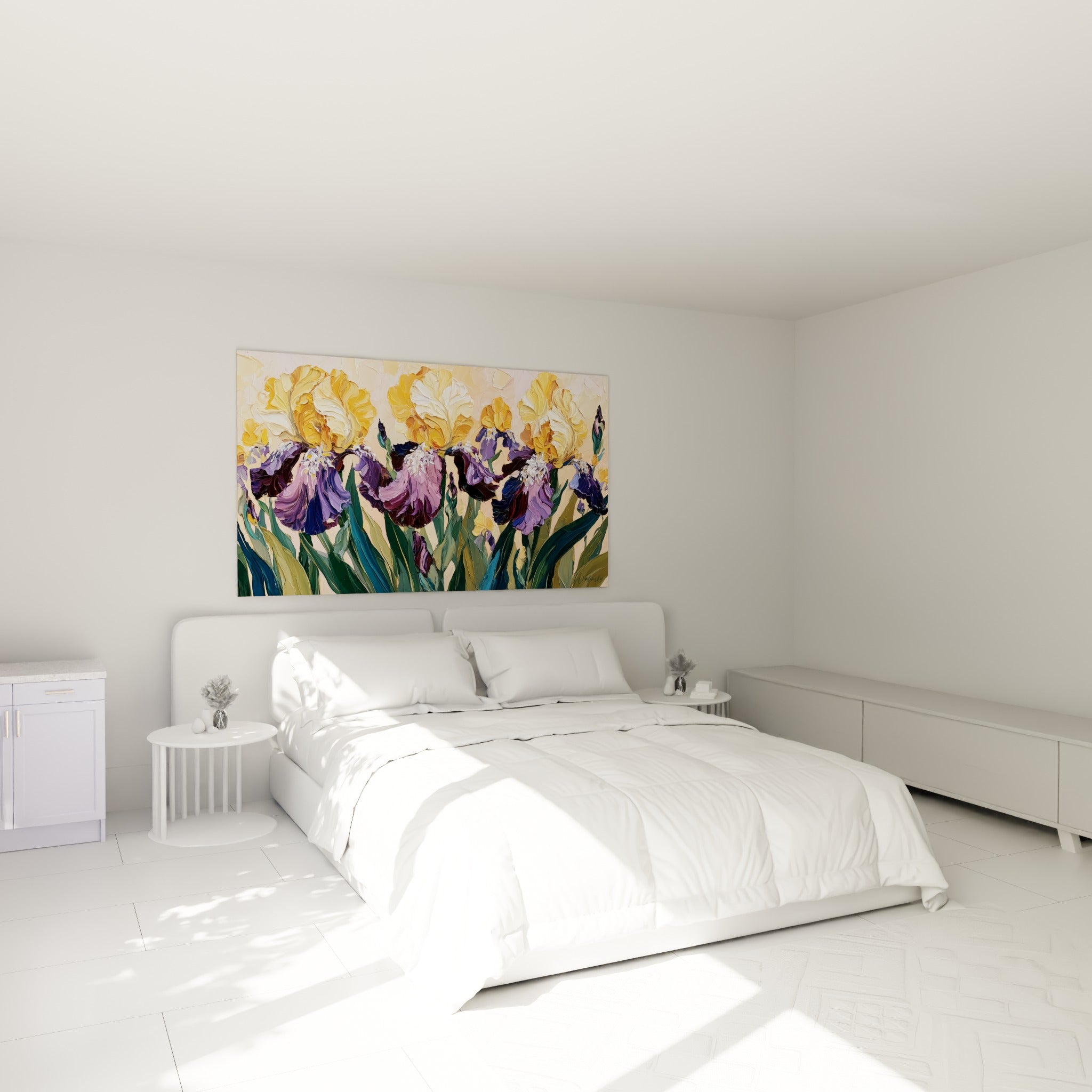 Bouquet d'iris jaune et mauve à la touche sculptée, accroché au-dessus d'un lit dans une chambre claire