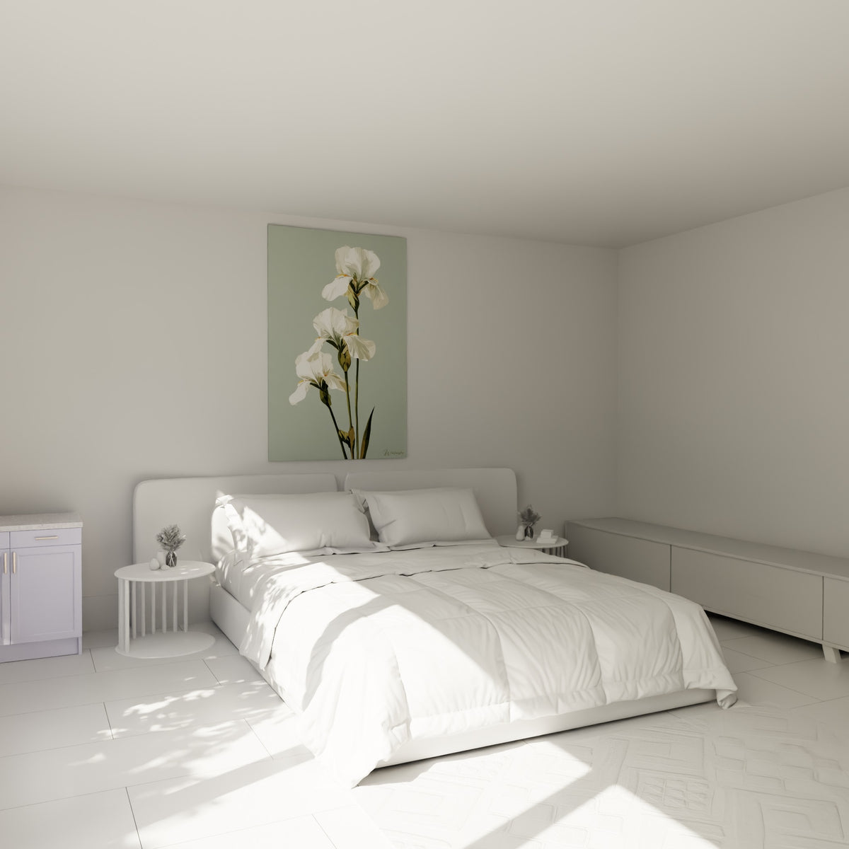 Fleurs d'iris blanc et vert olive disposées en cascade, accrochées au-dessus d'un lit dans une chambre claire