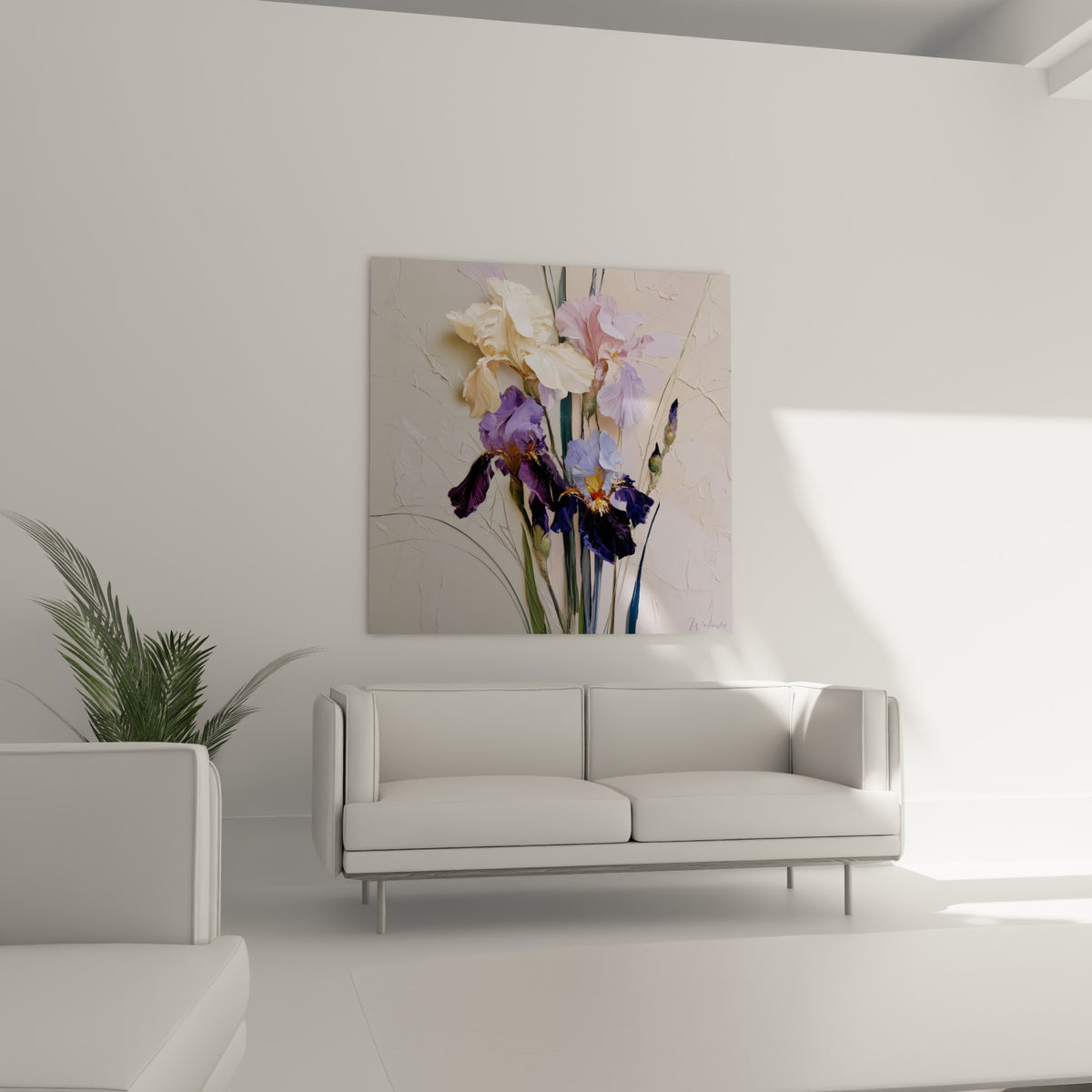 Fleurs d'iris ivoire et violet profond en relief peint, au-dessus d'un canapé dans un salon lumineux