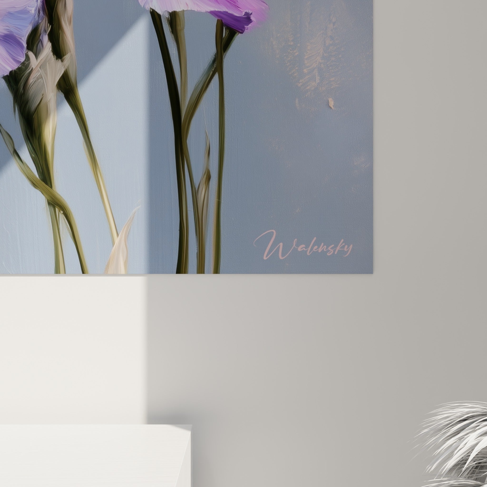 Détail des pétales d'iris où le violet profond rencontre les touches orangées et les coulures peintes