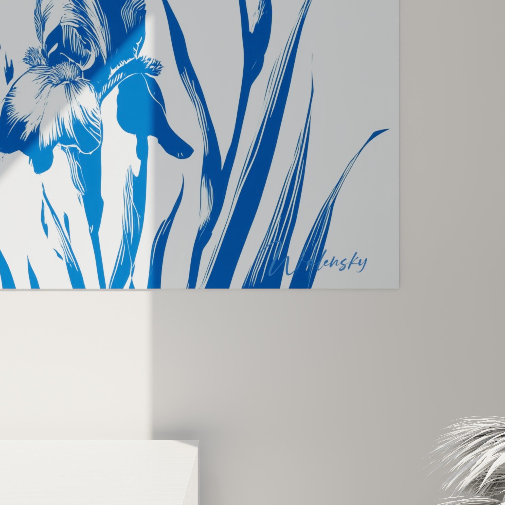 Détail des pétales d'iris en bleu marine, traits fins et contours nets sur fond blanc cassé