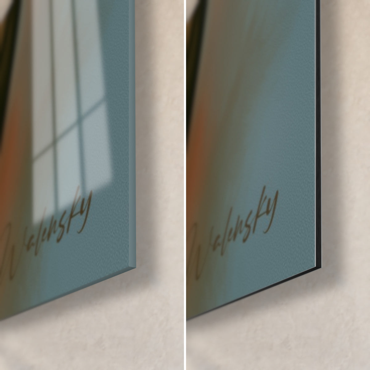 Schilderij iris in roze op een blauwgrijze achtergrond, rechtsonder: glanzend acrylglas dat een raam weerspiegelt, mat Dibond-aluminium en 3 mm rand