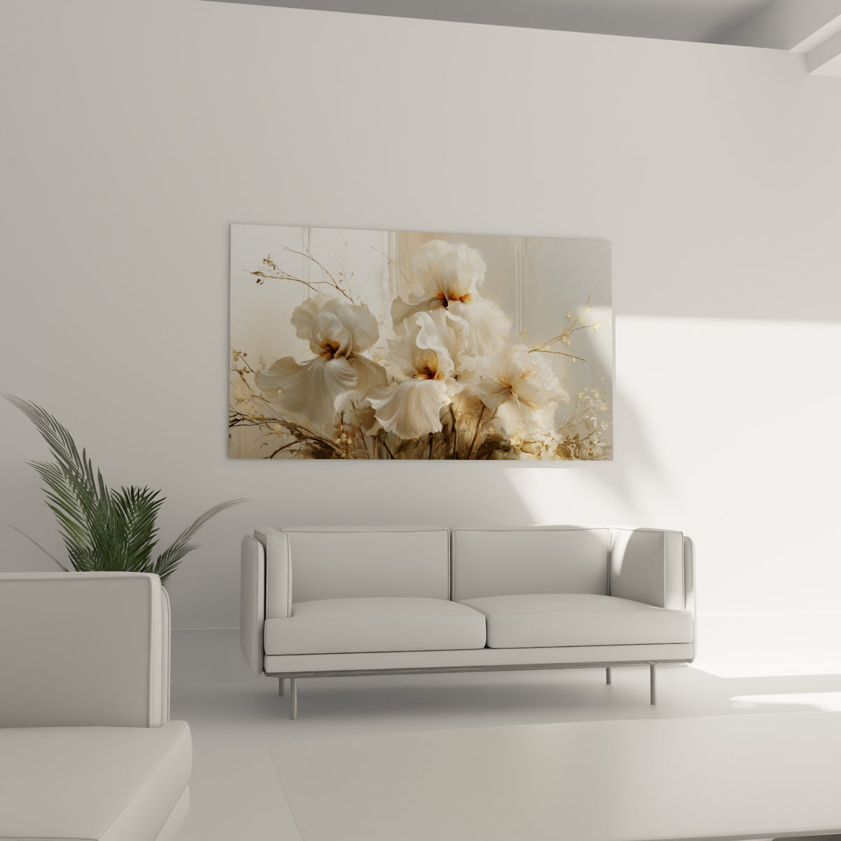 Fleurs d'iris crème et ambrées à la texture aquarellée, placées au-dessus d'un canapé dans un salon lumineux